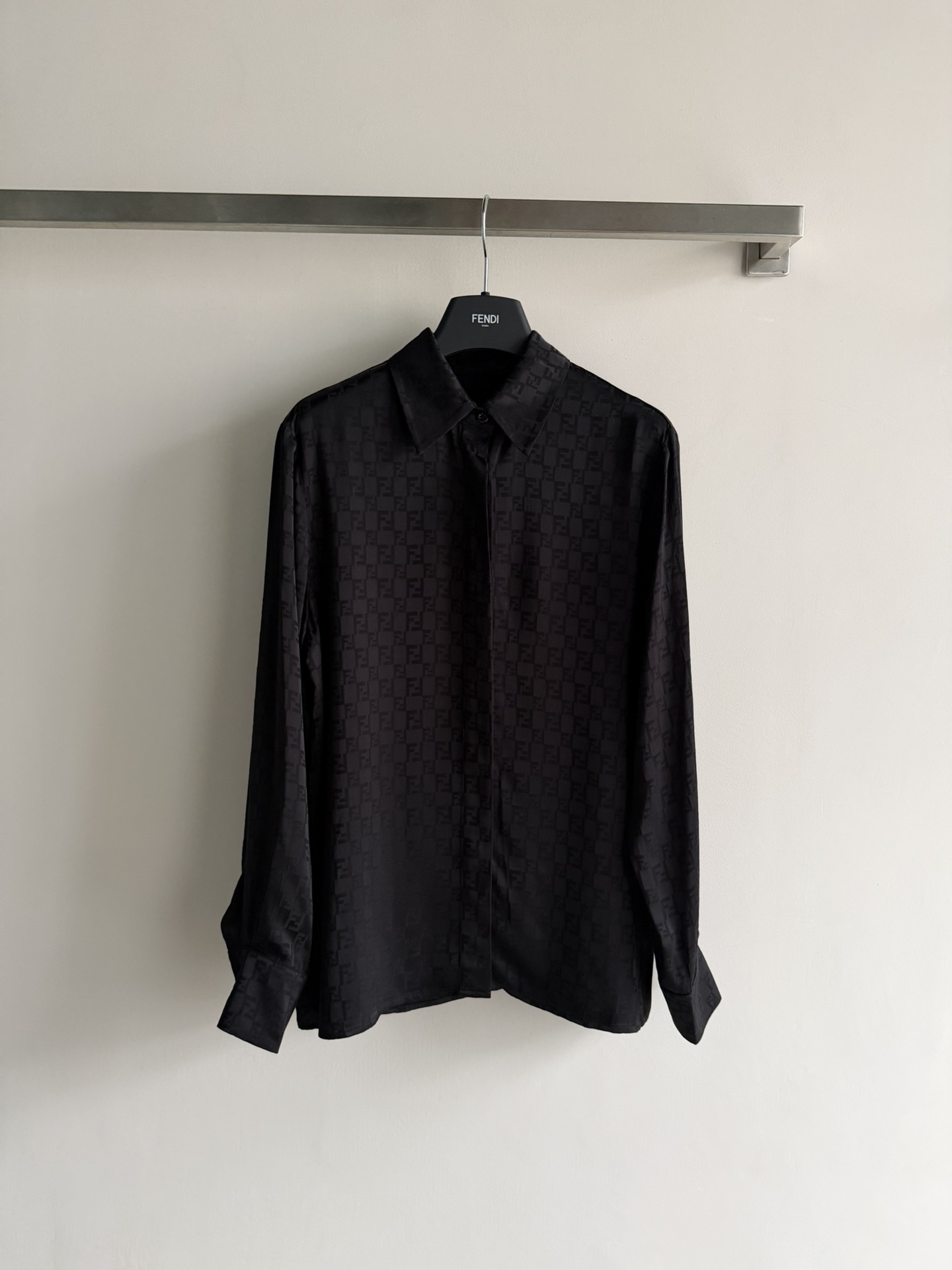 NO:740377,Fend*26SS new old jacquard long-sleeved shirt, double F jacquard custom rayon blended fabric, classic style, loose and unflattering fit, smooth tailoring, classic wear expert, low-key luxury. Hurry up and get it SM L,,fendi,19860909Fend*26SS新款老提花长袖衬衣,双F提花定制人丝混纺面料,经典款式,版型宽松不挑人,线条流畅剪裁,经典穿搭能手低调奢华 快点入手吧ＳＭ L,,fendi,,Women's clothing