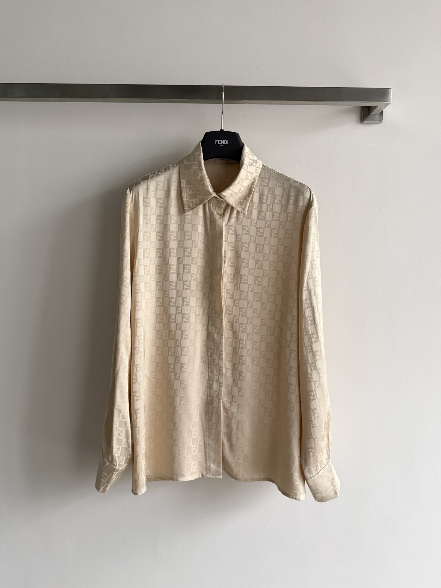 NO:740380,Fend*26SS new old jacquard long-sleeved shirt, double F jacquard custom rayon blended fabric, classic style, loose and unflattering fit, smooth tailoring, classic wear expert, low-key luxury. Hurry up and get it SM L,,fendi,19860909Fend*26SS新款老提花长袖衬衣,双F提花定制人丝混纺面料,经典款式,版型宽松不挑人,线条流畅剪裁,经典穿搭能手低调奢华 快点入手吧ＳＭ L,,fendi,,Women's clothing