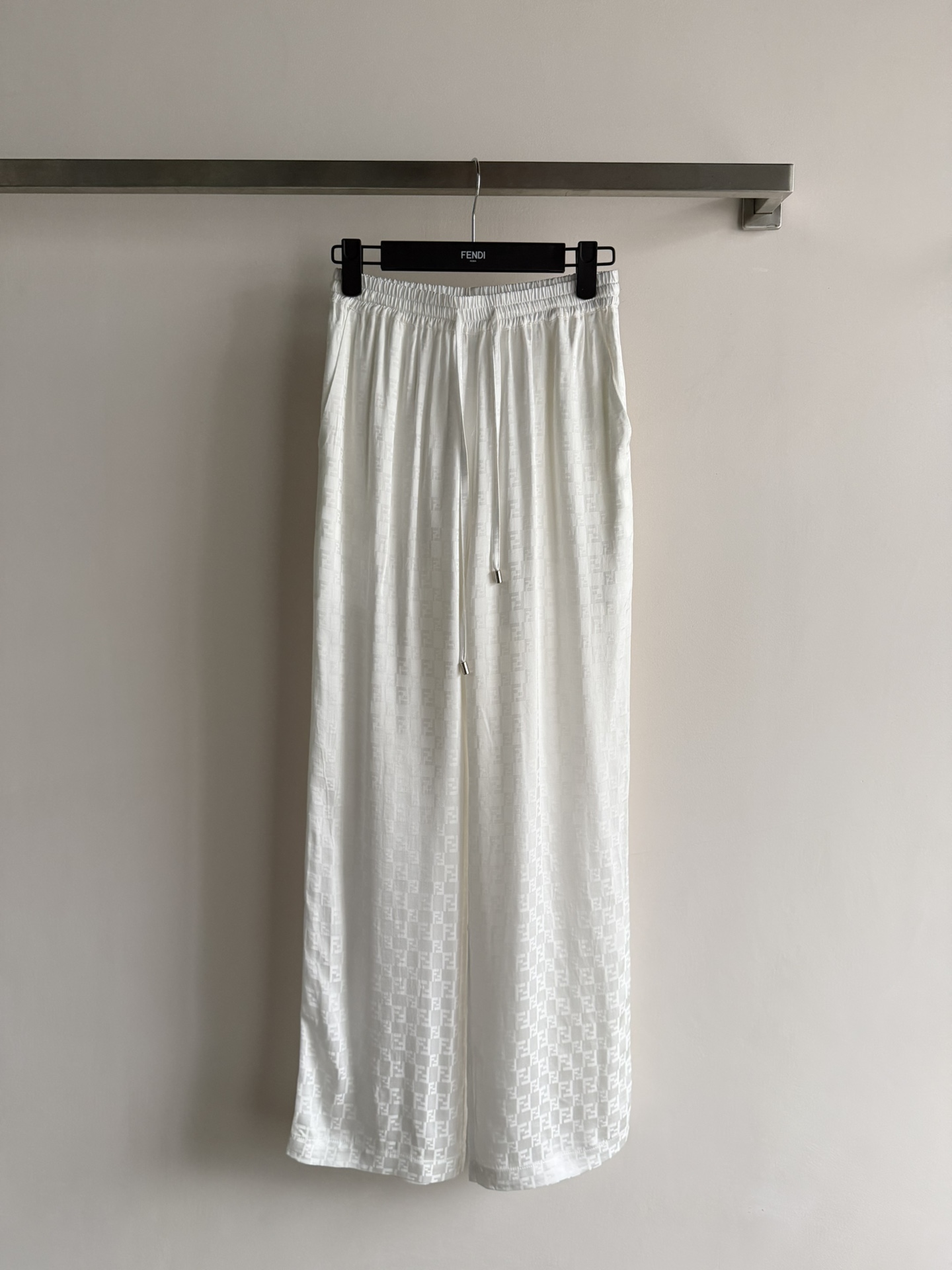 NO:740383,Fend*26SS new old jacquard double F straight trousers, customized rayon blended fabric, drawstring elastic waistband, good tolerability and classic style, loose and unflattering style, smooth tailoring, classic wear expert, low-key luxury. Hurry up and get it SM L,, fendi,19860909Fend*26SS新款老提花双F直筒长裤,定制人丝混纺面料,抽绳松紧腰包容性好经典款式,版型宽松不挑人,线条流畅剪裁,经典穿搭能手低调奢华 快点入手吧ＳＭ L,,fendi,,Women's clothing