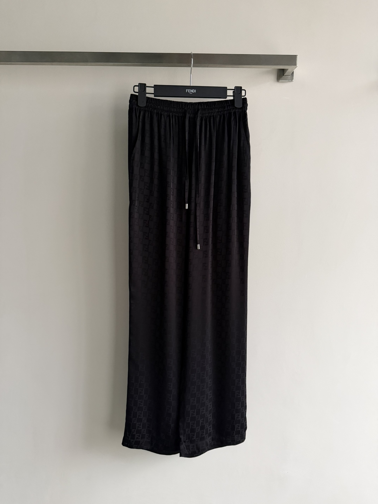 NO:740392,Fend*26SS new old jacquard double F straight trousers, customized rayon blended fabric, drawstring elastic waistband, good tolerability and classic style, loose and unflattering style, smooth tailoring, classic wear expert, low-key luxury. Hurry up and get it SM L,, fendi,19860909Fend*26SS新款老提花双F直筒长裤,定制人丝混纺面料,抽绳松紧腰包容性好经典款式,版型宽松不挑人,线条流畅剪裁,经典穿搭能手低调奢华 快点入手吧ＳＭ L,,fendi,,Women's clothing