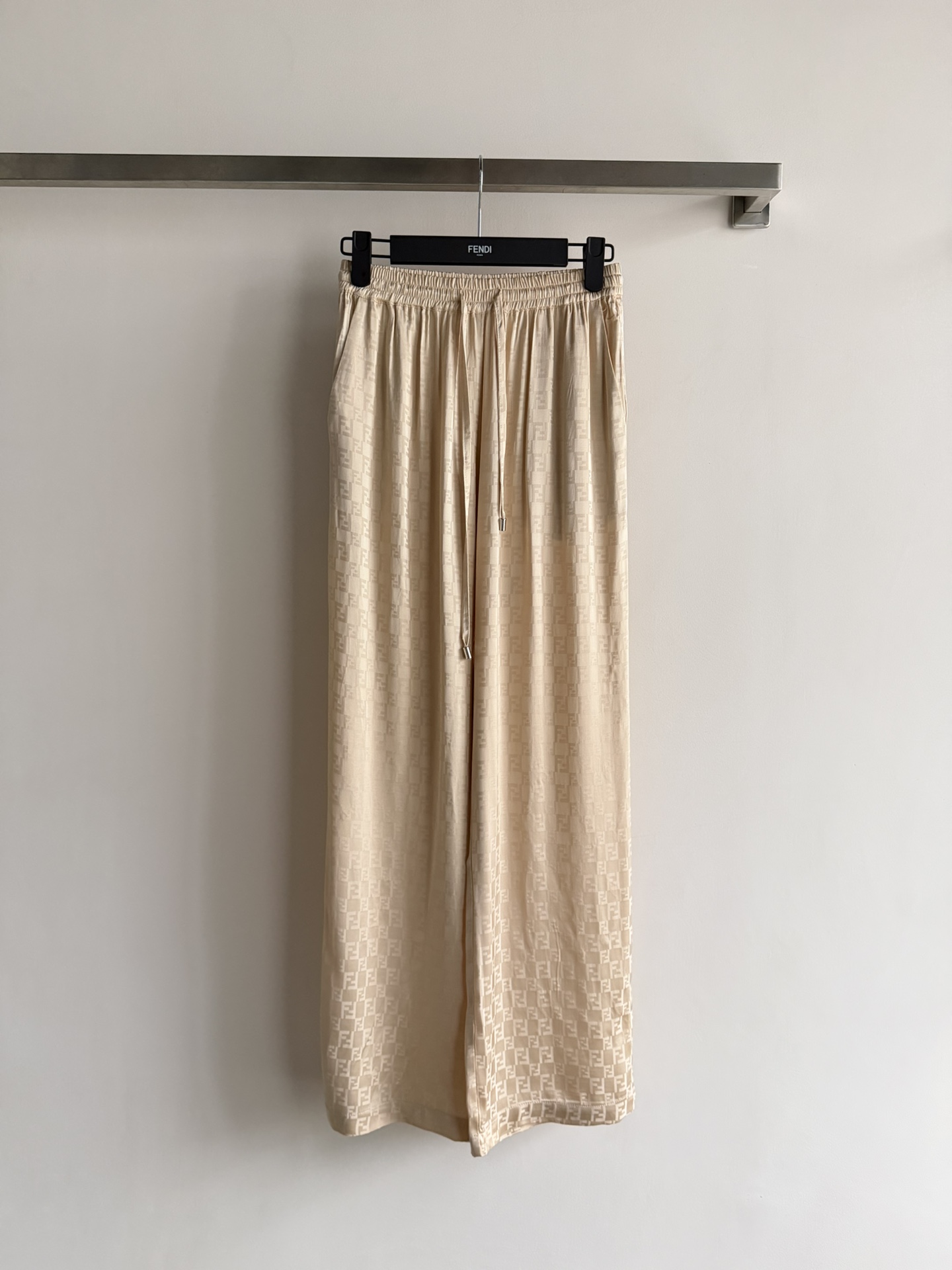 NO:740388,Fend*26SS new old jacquard double F straight trousers, customized rayon blended fabric, drawstring elastic waistband, good tolerability and classic style, loose and unflattering style, smooth tailoring, classic wear expert, low-key luxury. Hurry up and get it SM L,, fendi,19860909Fend*26SS新款老提花双F直筒长裤,定制人丝混纺面料,抽绳松紧腰包容性好经典款式,版型宽松不挑人,线条流畅剪裁,经典穿搭能手低调奢华 快点入手吧ＳＭ L,,fendi,,Women's clothing