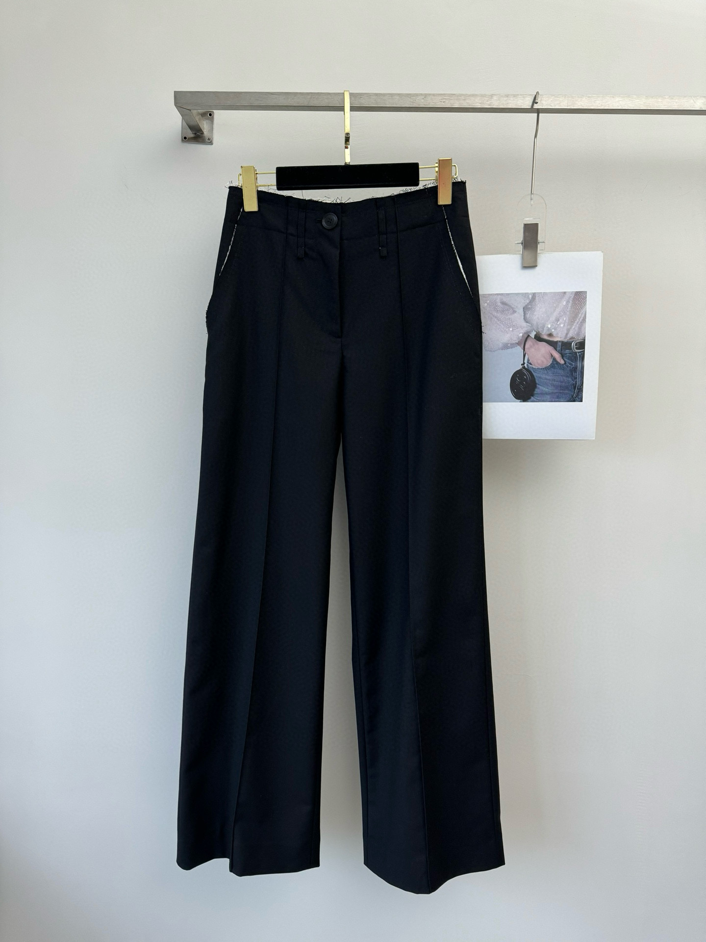 NO:740396,MiuMi* new wide-leg pants. Wool blended fabric. Raw edge splicing design. Wide-leg cut can be easily controlled by any leg shape. Very tolerant to the body shape. Brand letter embroidery embellishment on the rear pocket. Incorporate casualness and elegance into simplicity and sophistication. The dressing goal is to look slimmer and taller. Easy to wear and match SML,,miumiu,19860909MiuMi*新款阔腿裤 羊毛混纺面料 毛边拼接设计 阔腿版型剪裁任意腿型皆可轻松驾驭 对身材的包容性非常好 后方口袋品牌字母刺绣点缀 在简约干练中融入随性与优雅显瘦显高的穿衣目标 好穿好搭SML,,miumiu,,Women's clothing