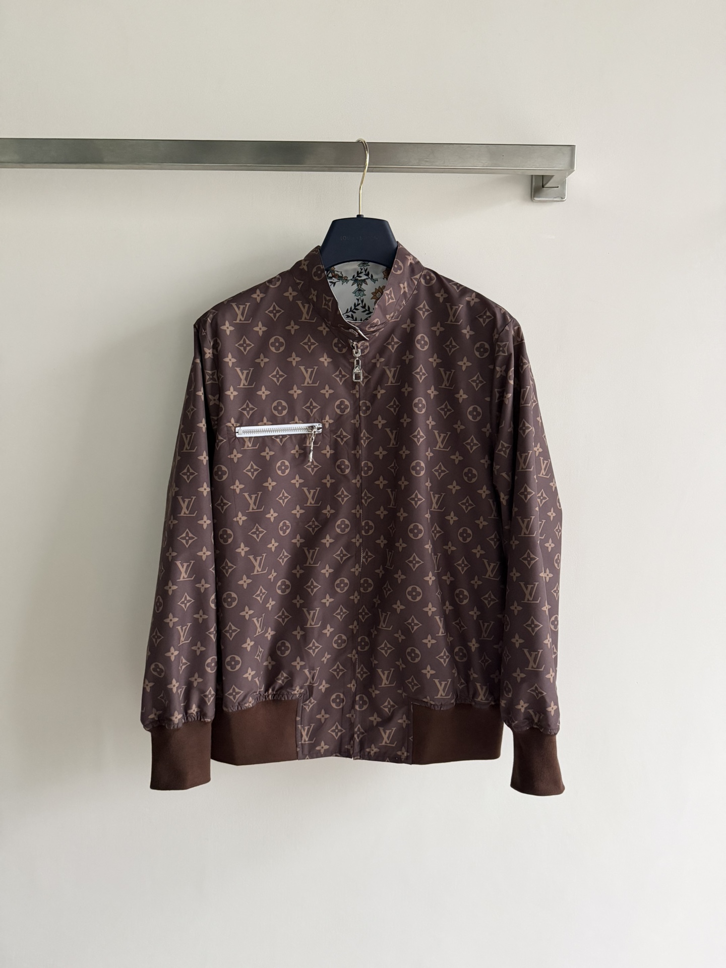 NO:740832,LV*26SS new series presbyopic double-sided jacket, classic Monogram pattern, light, breathable and super comfortable!  Small stand-up collar + zipper pockets, elastic threaded cuffs and hem, slim fit and elegant. Reversible design, with presbyopia on one side and floral on the other, you can switch styles at will, it is OK for commuting or outdoors, practical and fashionable, it is a popular item of LV women's clothing, easy to handle many occasions!  Size SML,,louis vuitton,jackets & coats,19860909LV*26SS新款系列老花双面夹克,经典Monogram图案,轻盈透气超舒适！小立领+拉链口袋,袖口和衣摆弹力螺纹收口,修身显气质.双面穿设计,一面老花,一面花卉,随心切换风格,通勤o户外都OK,实用又时髦,是LV女装热门单品,轻松驾驭多种场合！尺码SML,,louis vuitton,jackets & coats,,Women's clothing