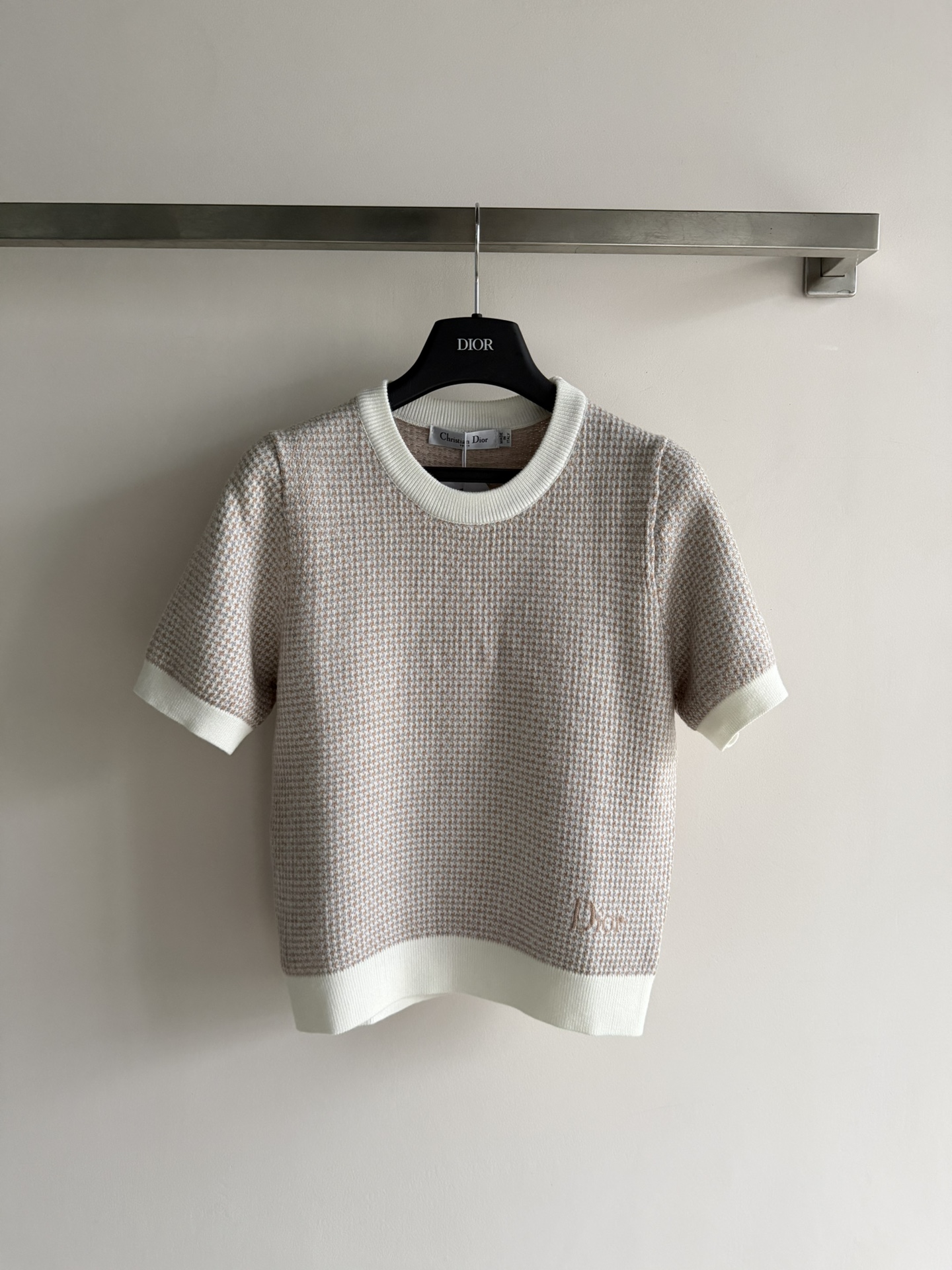 NO:740829,Dio*26 new early spring short-sleeved cardigan is embellished with brand letters on the hem. It is highly recognizable, simple and elegant, and is comfortable, versatile and easy to wear every day, and it shows off your temperament!  SML,,dior,T-shirt,19860909Dio*26早春新款短袖羊毛衫下摆品牌字母点缀,辨识度很高简洁大方,日常舒适百搭好穿非常显气质！SML,,dior,T-shirt,,Women's clothing