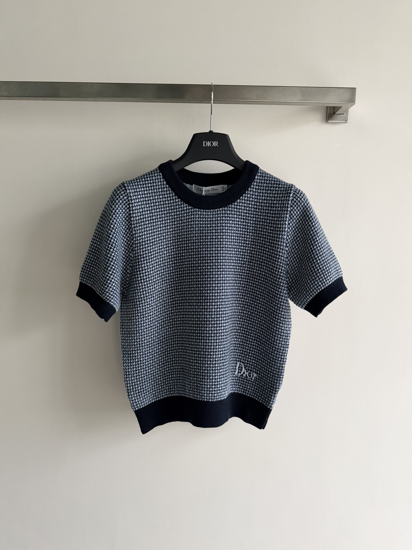 NO:740823,Dio*26 new early spring short-sleeved cardigan is embellished with brand letters on the hem. It is highly recognizable, simple and elegant, and is comfortable, versatile and easy to wear every day, and it shows off your temperament!  SML,,dior,T-shirt,19860909Dio*26早春新款短袖羊毛衫下摆品牌字母点缀,辨识度很高简洁大方,日常舒适百搭好穿非常显气质！SML,,dior,T-shirt,,Women's clothing