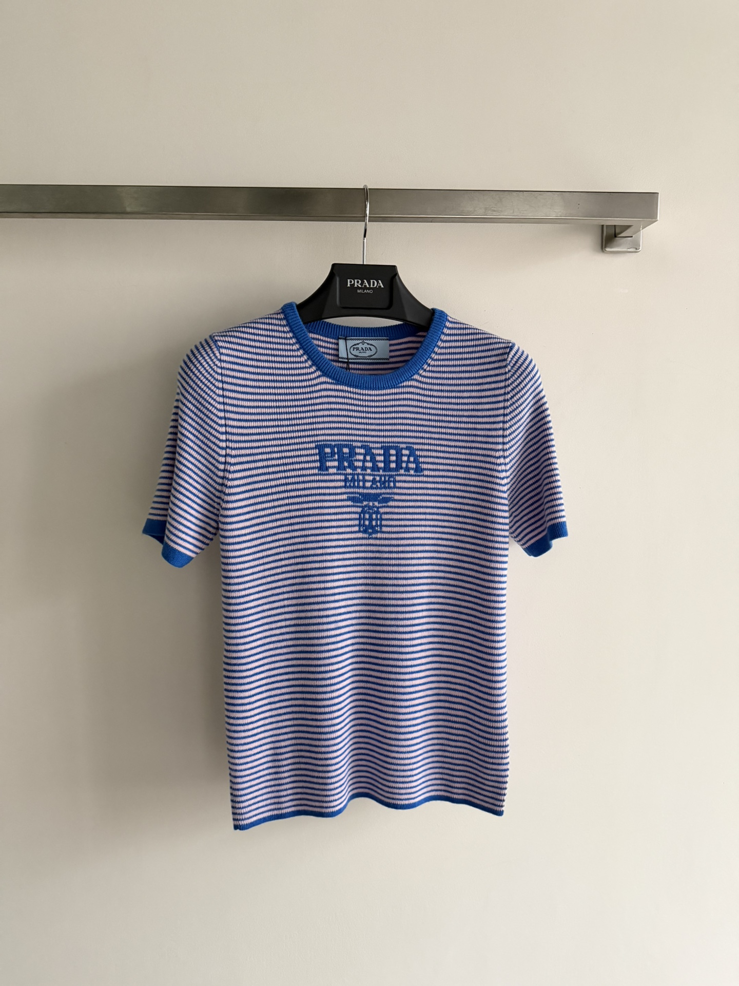 NO:740849,Prad*26SS striped short-sleeved knitted top, classic round neck design, versatile, age-reducing and fashionable!  The fabric is made of soft material and is embellished with the brand’s letter print. It’s a preppy style for girls. The slim fit is not fussy!  Three colors available: SML, prada, T-shirt,19860909Prad*26SS条纹短袖针织上衣,经典圆领设计 百搭减龄又时髦！面料柔软材质 定位品牌字母印花点缀,学院风少女穿搭 修身版型不挑人！三色可选SML,,prada,T-shirt,,Women's clothing