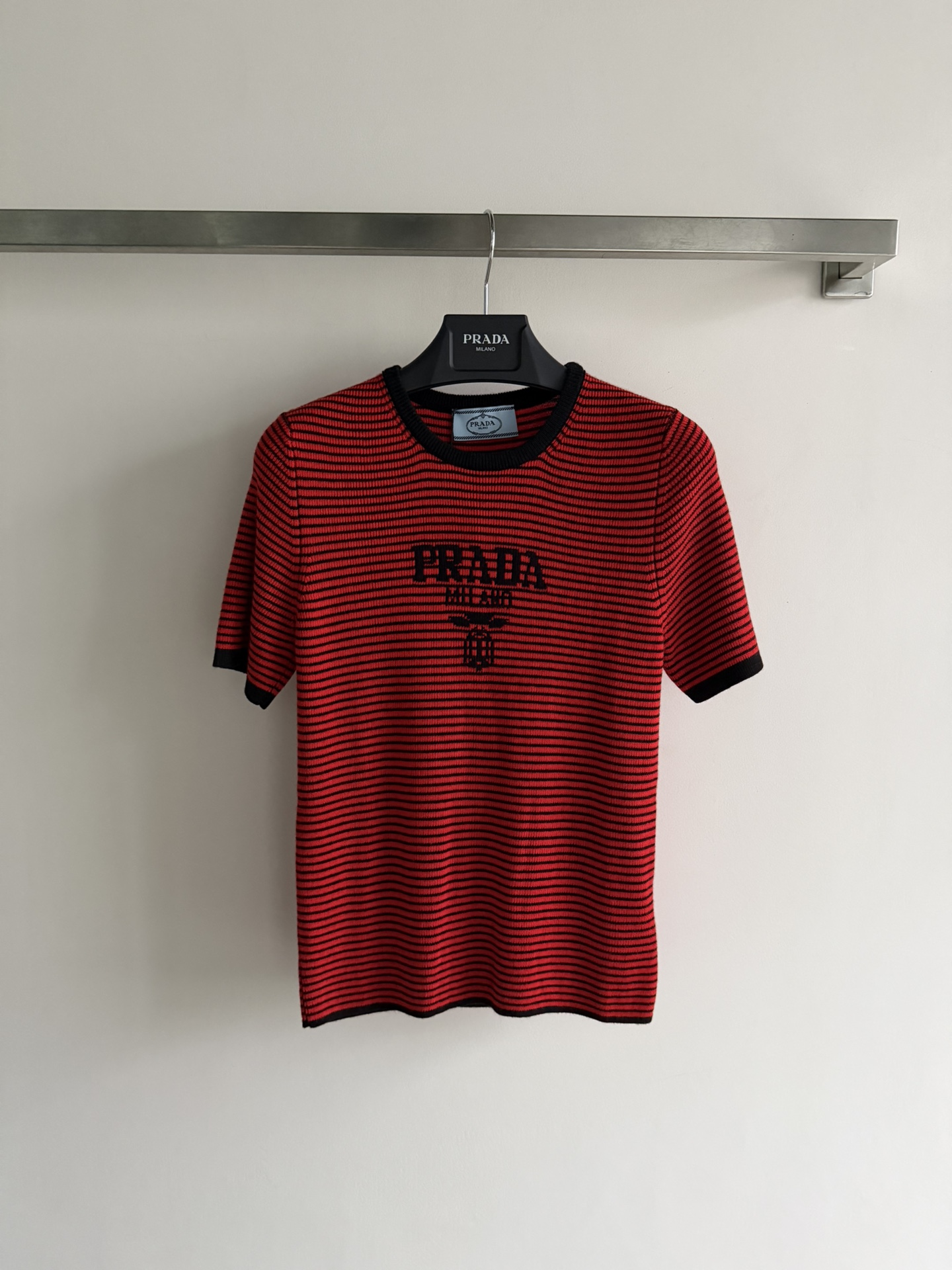 프라다 여성 2026SS 로고 프린트 스트라이프 슬림핏 크루넥 반팔 니트 레플리카 45542 Prada Women T Shirt