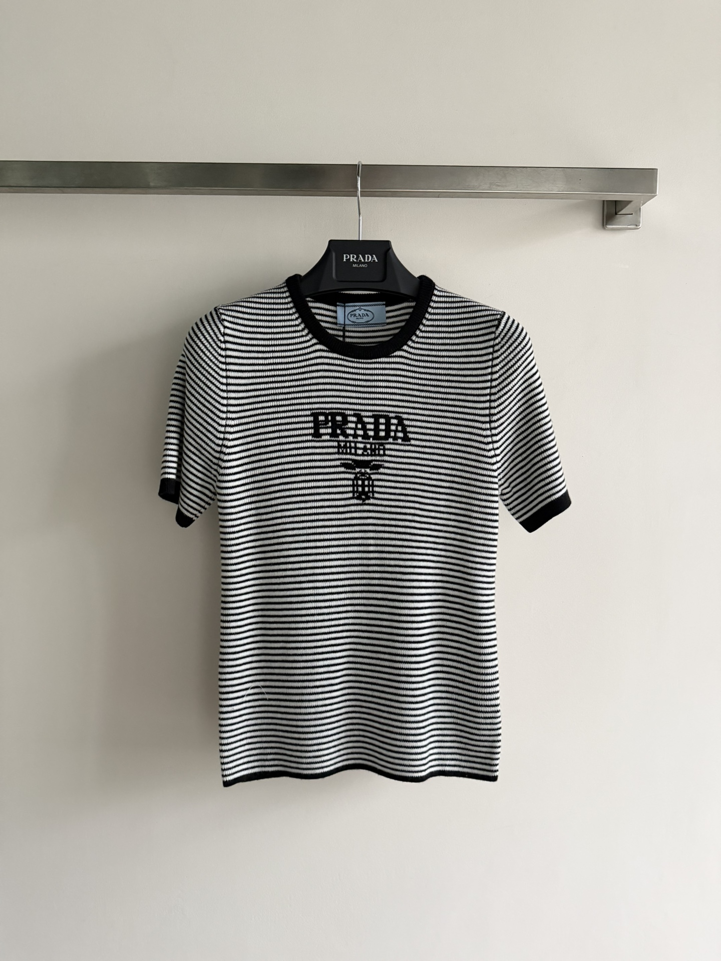 NO:740843,Prad*26SS striped short-sleeved knitted top, classic round neck design, versatile, age-reducing and fashionable!  The fabric is made of soft material and is embellished with the brand’s letter print. It’s a preppy style for girls. The slim fit is not fussy!  Three colors available: SML, prada, T-shirt,19860909Prad*26SS条纹短袖针织上衣,经典圆领设计 百搭减龄又时髦！面料柔软材质 定位品牌字母印花点缀,学院风少女穿搭 修身版型不挑人！三色可选SML,,prada,T-shirt,,Women's clothing