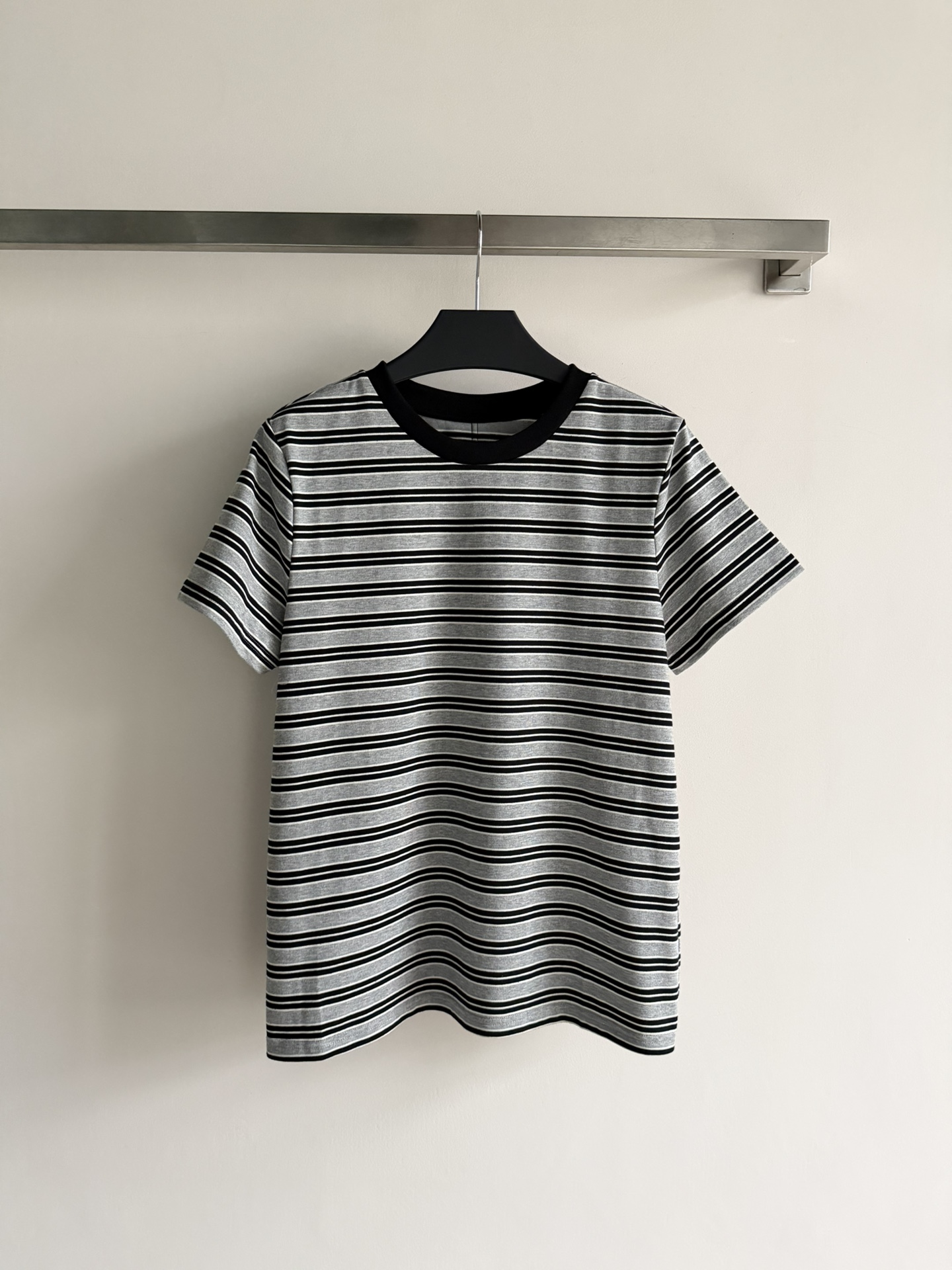 NO:740840,26SS's new contrasting striped T-shirt has a retro college style and a round neck design with a super layered feel. It is made of pure cotton, soft and breathable, and is super comfortable to wear in summer!  The loose fit is highly tolerant and can be worn alone or layered. It goes well with jeans, casual pants, and skirts. The striped elements are classic and versatile, and can be easily used for commuting, dating, and daily life. It is a must-have and practical item in the wardrobe!  SML,,skirts,jeans,tees,t-shirt,1986090926SS新款撞色条纹T恤,复古学院风满满,圆领设计超有层次感.纯棉材质,柔软透气,夏天穿超舒服！宽松版型,包容性强,单穿或内搭都很OK,搭配牛仔裤、休闲裤、半身裙都很出彩～条纹元素经典百搭,通勤、约会、日常都能轻松驾驭,是衣橱必备实用单品！SML,,skirts,jeans,tees，t-shirt,,Women's clothing
