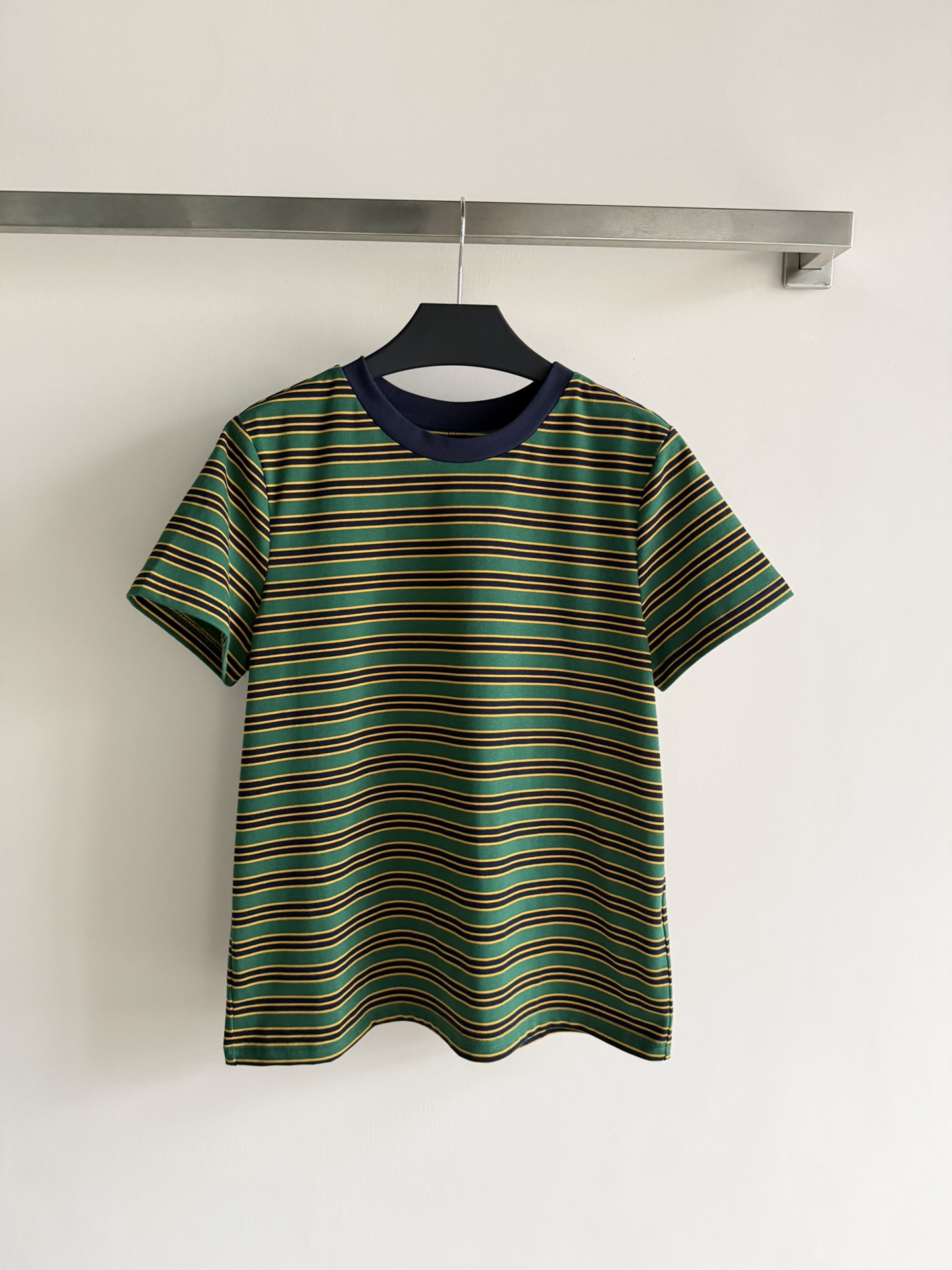 NO:740834,26SS's new contrasting striped T-shirt has a retro college style and a round neck design with a super layered feel. It is made of pure cotton, soft and breathable, and is super comfortable to wear in summer!  The loose fit is highly tolerant and can be worn alone or layered. It goes well with jeans, casual pants, and skirts. The striped elements are classic and versatile, and can be easily used for commuting, dating, and daily life. It is a must-have and practical item in the wardrobe!  SML,,skirts,jeans,tees,t-shirt,1986090926SS新款撞色条纹T恤,复古学院风满满,圆领设计超有层次感.纯棉材质,柔软透气,夏天穿超舒服！宽松版型,包容性强,单穿或内搭都很OK,搭配牛仔裤、休闲裤、半身裙都很出彩～条纹元素经典百搭,通勤、约会、日常都能轻松驾驭,是衣橱必备实用单品！SML,,skirts,jeans,tees，t-shirt,,Women's clothing