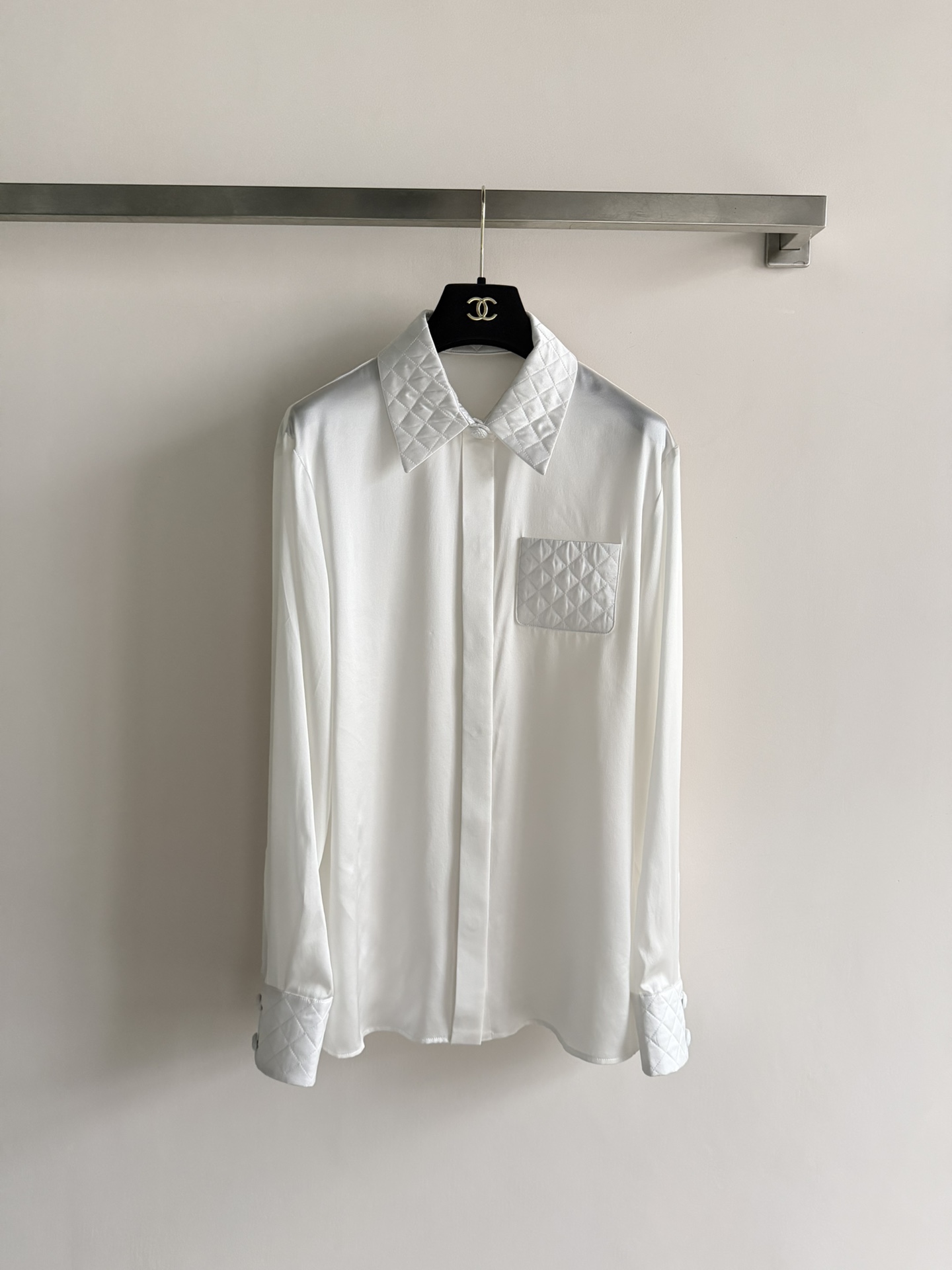 NO:740831,CHANE*26SS new diamond pattern spliced ​​silk shirt, made of light silk fabric, smooth and shiny to the touch. The collar, cuffs and chest pockets are designed with the iconic diamond pattern, with exquisite details and high recognition. The cut is simple and elegant, and can be easily worn in daily or formal occasions. It goes well with trousers and skirts, and is full of elegance and temperament!  SML,,chanel,skirts,shirts,real silk,19860909CHANE*26SS新款菱格纹拼接真丝衬衫,轻薄丝质面料,触感柔滑有光泽.领口、袖口和胸前口袋采用标志性菱格纹设计,细节精致,辨识度超高.剪裁简约大方,日常或正式场合都能轻松驾驭,搭配西裤、半裙都很出彩,优雅气质满分！SML,,chanel,skirts,shirts,real silk,,Women's clothing