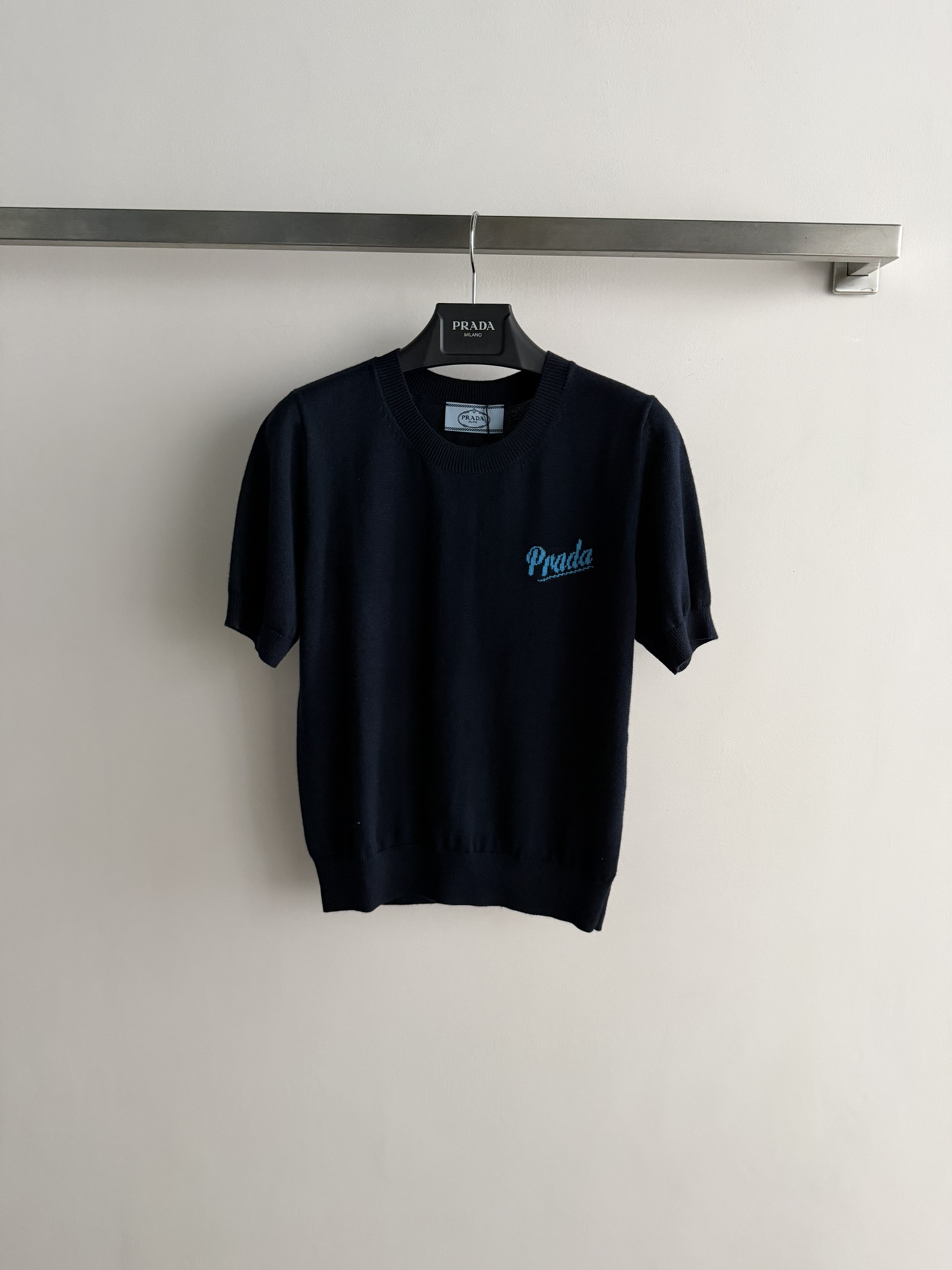 NO:748215,PRAD*26ss series knitted short-sleeved tops, made of soft wool fabric, round neck design, simple and elegant, super comfortable to wear in spring and summer! Brand letter printing on the left chest, perfect details, high recognition, loose fit, suitable for wearing alone or layered, can be easily used for commuting and leisure, SML, prada, T-shirt,19860909PRAD*26ss系列款针织短袖上衣,采用柔软羊毛面料,圆领设计简约大方,春夏穿超舒服!左胸品牌字母印花,细节满分,辨识度超高,宽松版型,单穿或内搭都很OK,通勤休闲都能轻松驾驭SML,,prada,T-shirt,,Women's clothing