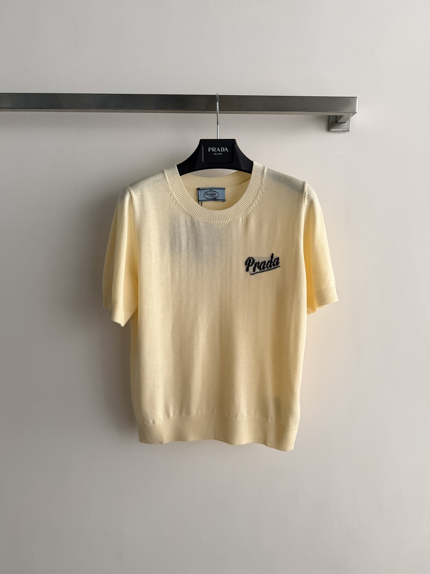 NO:748218,PRAD*26ss series knitted short-sleeved tops, made of soft wool fabric, round neck design, simple and elegant, super comfortable to wear in spring and summer! Brand letter printing on the left chest, perfect details, high recognition, loose fit, suitable for wearing alone or layered, can be easily used for commuting and leisure, SML, prada, T-shirt,19860909PRAD*26ss系列款针织短袖上衣,采用柔软羊毛面料,圆领设计简约大方,春夏穿超舒服!左胸品牌字母印花,细节满分,辨识度超高,宽松版型,单穿或内搭都很OK,通勤休闲都能轻松驾驭SML,,prada,T-shirt,,Women's clothing