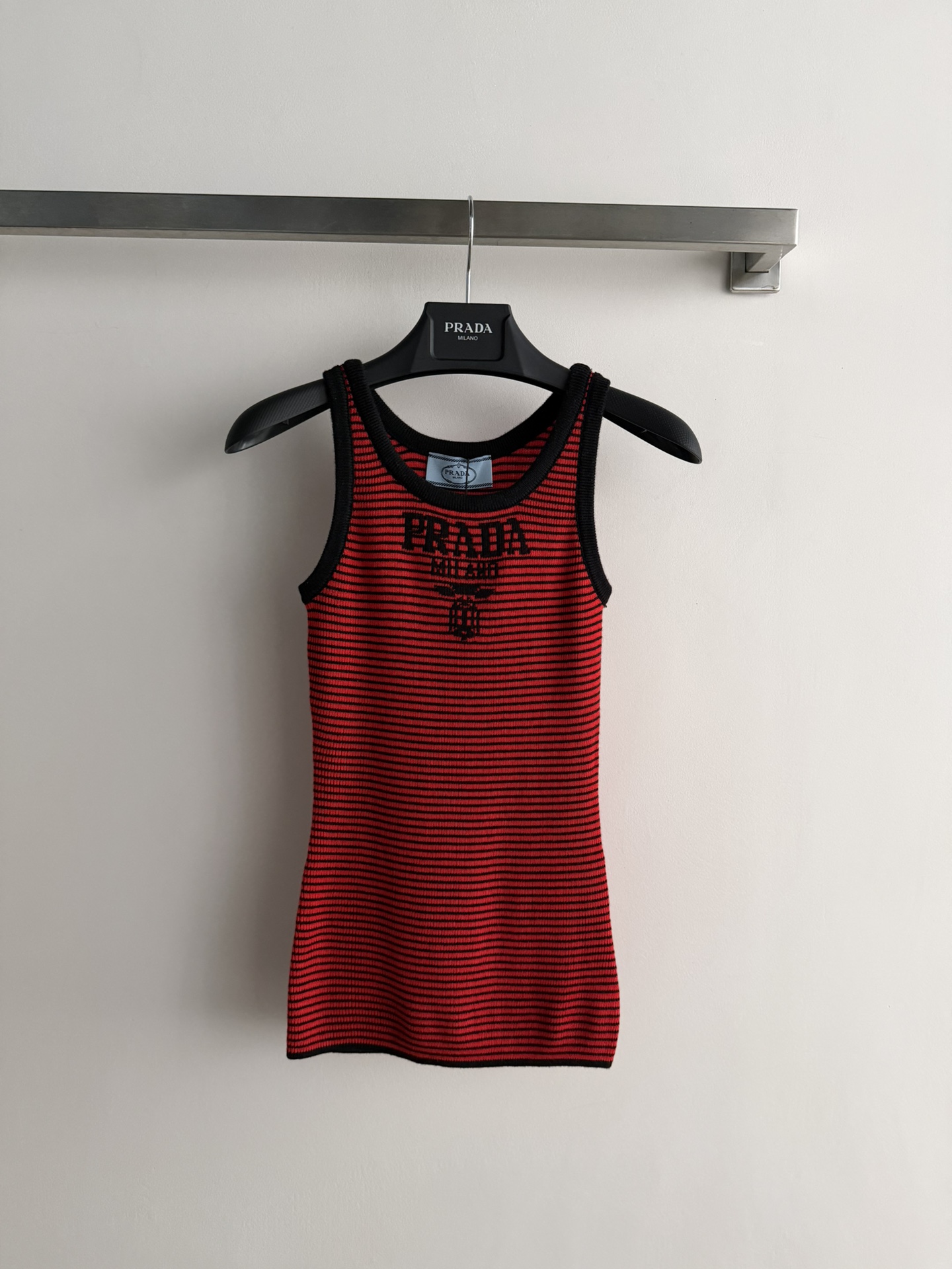 NO:748225,Prad*26SS striped knitted vest, classic round neck design, versatile, age-reducing and fashionable!  The fabric is made of soft material and is embellished with the brand’s letter print. It’s a preppy style for girls. The slim fit is not fussy!  Three colors available: SML, prada,19860909Prad*26SS条纹针织背心,经典圆领设计 百搭减龄又时髦！面料柔软材质 定位品牌字母印花点缀,学院风少女穿搭 修身版型不挑人！三色可选SML,,prada,,Women's clothing