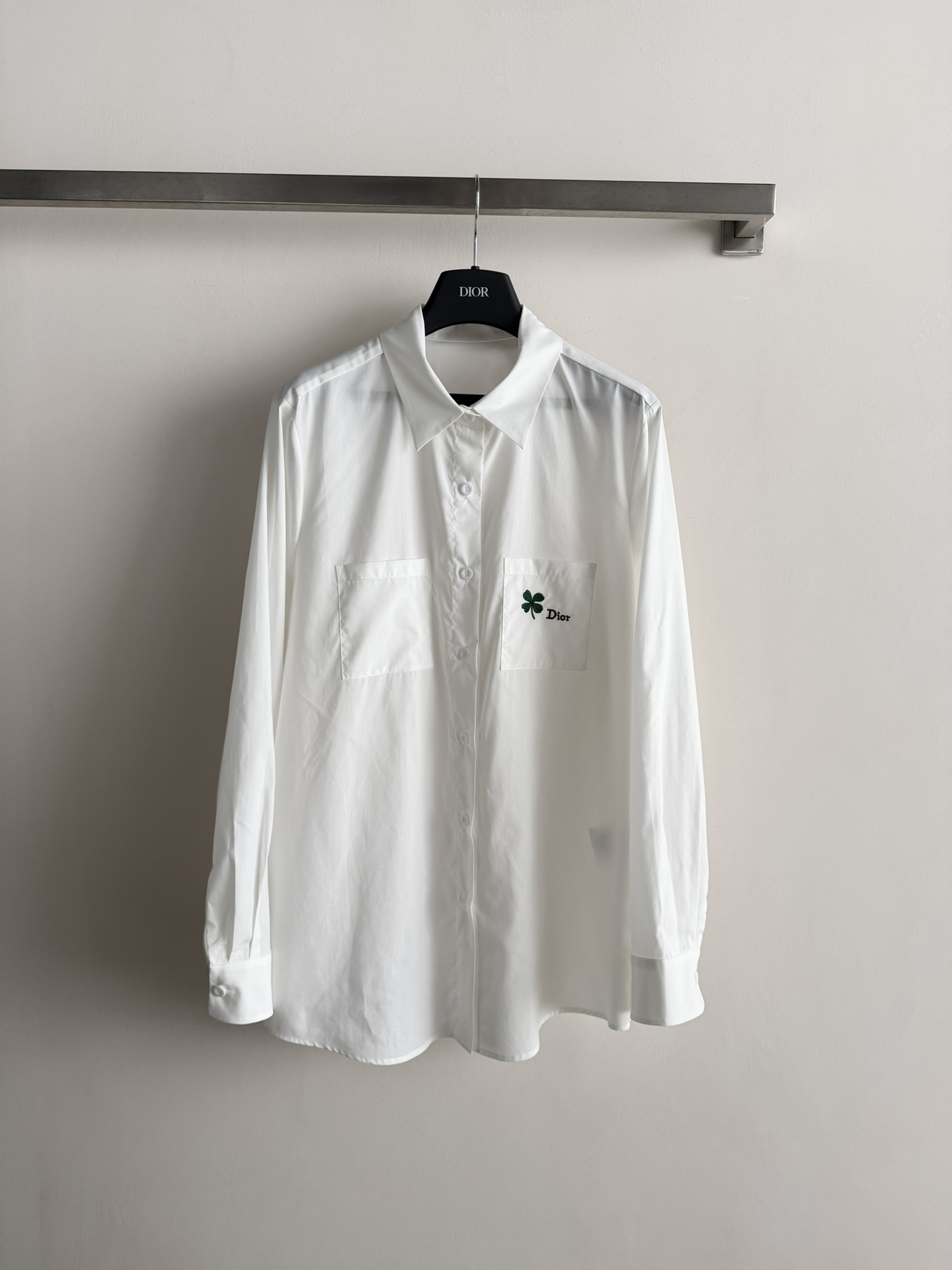 NO:748231,The new classic lapel on DIO*26SS new long-sleeved shirt is simple but not monotonous. It is decorated with double pockets on the chest. It is embellished with four-leaf clover and brand letter embroidery with a sense of design. The upper body is very good-looking and high-end. The fit is loose and comfortable. It is fashionable and elegant. The cotton custom-made fabric has a super texture. It is three-dimensional and stylish. Comfortable and breathable. Shirts have always been versatile and a wardrobe must-have. You are not allowed to miss this one. You can easily match it no matter what the occasion. Wear your own unique style!  SML-,,dior,shirts,19860909DIO*26SS新款长袖衬衫上新经典翻领简约但不单调 胸前双口袋装饰 点缀四叶草和品牌字母刺绣带点设计感上身非常好看高级,版型宽松舒适 时尚大方 面料棉定制面料质感超好 立体有型 舒适透气衬衫向来都是百搭款 衣橱必备 不允许你们错过的一款不管什么场合都轻松搭配 穿出自己独特风格！SML-,,dior,shirts,,Women's clothing