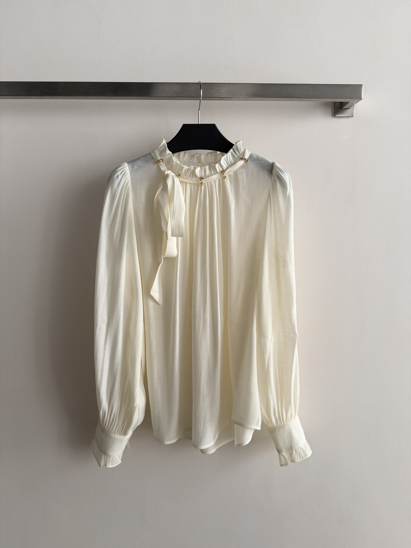 NO:748237,26SS new goose yellow ruffled shirt. This goose yellow ruffled shirt is made of light and soft fabric and is super comfortable to wear!  The ruffle + bow tie design is retro and sweet, with puff sleeves and a loose fit. It is very suitable for spring and autumn. The goose yellow color is gentle and white, and it looks great when paired with light-colored bottoms or skirts. It can be easily used for daily commuting and leisure, elegant and practical. Sisters who like gentle style don't miss it!  SML,,skirts,shirts,1986090926SS新款鹅黄色荷叶边衬衫,这件鹅黄色荷叶边衬衫,轻薄柔软面料,穿起来超舒适！荷叶边+蝴蝶结飘带设计,复古又甜美,泡泡袖和宽松版型,春秋季节穿超合适~鹅黄色温柔显白,搭配浅色下装或裙装都很出彩针.日常通勤、休闲都能轻松驾驭,优雅又实用,喜欢温柔风的姐妹别错过啦！SML,,skirts,shirts,,Women's clothing