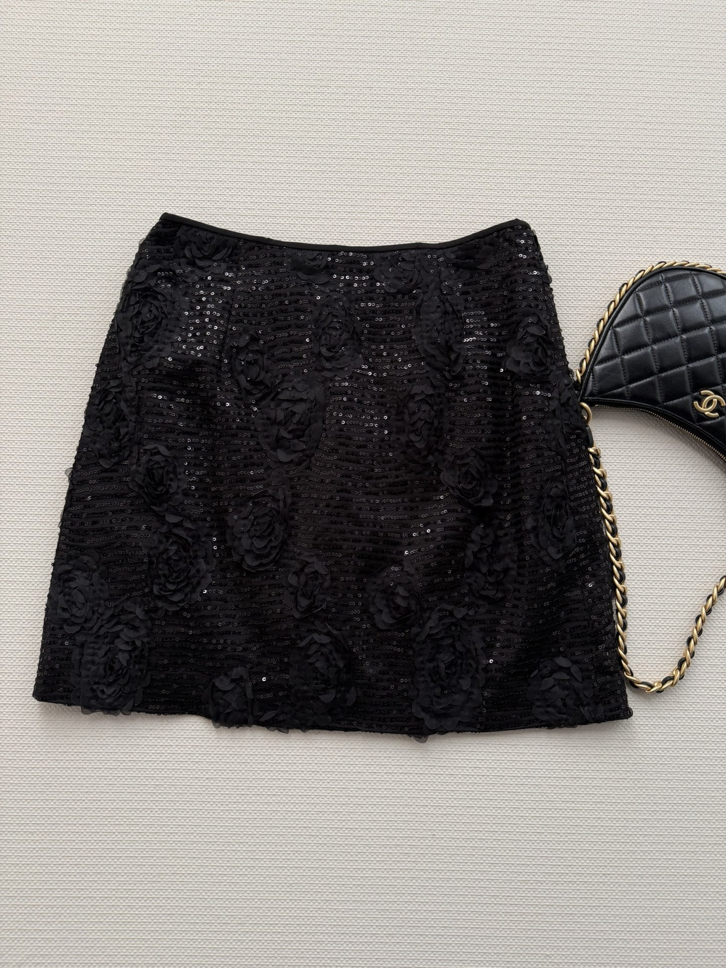 NO:748242,26SS new three-dimensional flower sequin skirt, this skirt adopts three-dimensional flower + sequin design, full of light luxury!  The A-line shape makes your legs slimmer and flatters your legs. The sequins sparkle under the light and the three-dimensional flowers add to the layering. It is elegant and romantic. The material is light and super comfortable to wear in spring and summer. It can be easily worn in daily life, parties and vacations. Pair it with a simple top or a small fragrant jacket to enhance your temperament!  SML,,skirts,jackets & coats,1986090926SS新款立体花朵亮片半身裙,这款半身裙采用立体花朵+亮片设计,轻奢感满满！A字版型显瘦又修饰腿型,亮片在光线下超闪耀,立体花朵让层次感UP,优雅又浪漫数.材质轻盈,春夏穿超舒服,日常、聚会、度假都能轻松驾驭,搭配简约上衣或小香风外套,气质直接拉满！SML,,skirts,jackets & coats,,Women's clothing