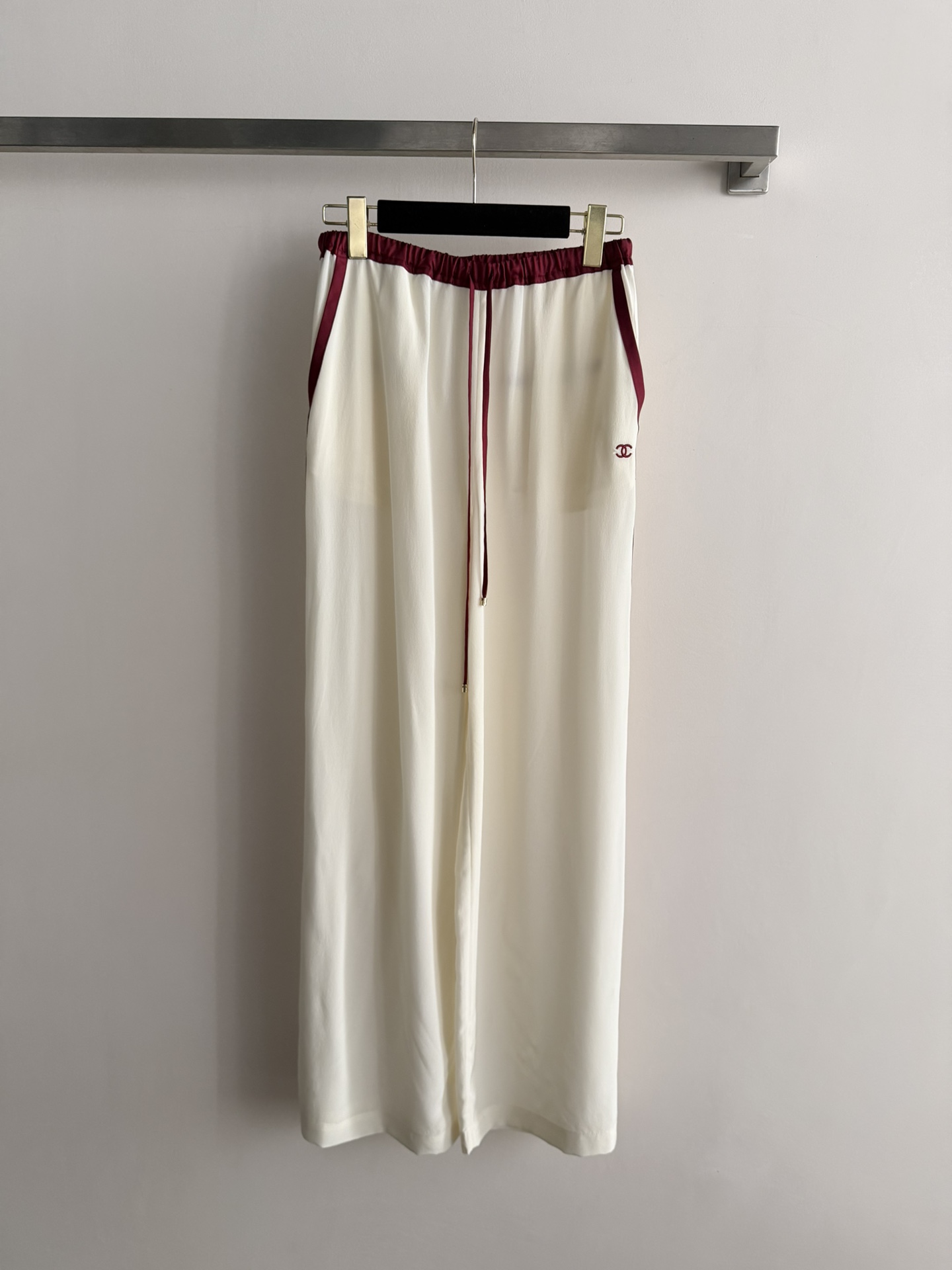 NO:748247,Chane*26ss contrasting color drawstring silk wide-leg pants, off-white main color + burgundy edge, simple and recognizable!  The elastic drawstring waist design is comfortable and practical, suitable for all body types. The fabric is soft and skin-friendly, with perfect drape. It is suitable for daily use or at home. The logo embroidery on the body of the pants is super exquisite, and the attention to detail is a must!  Pair it with a top or a simple sweater from the same series, and you can easily get a high-end lazy style~SML,,chanel,sweaters,real silk,19860909Chane*26ss撞色抽绳真丝阔腿裤,米白主色+酒红边,简约又有辨识度！松紧抽绳腰设计,舒适又实用,适合各种身材～面料柔软亲肤,垂坠感满分,日常或居家都OK裤身Logo刺绣超精致,细节控必入！搭配同系列上衣或简约毛衣,轻松get高级慵懒风～SML,,chanel,sweaters,real silk,,Women's clothing