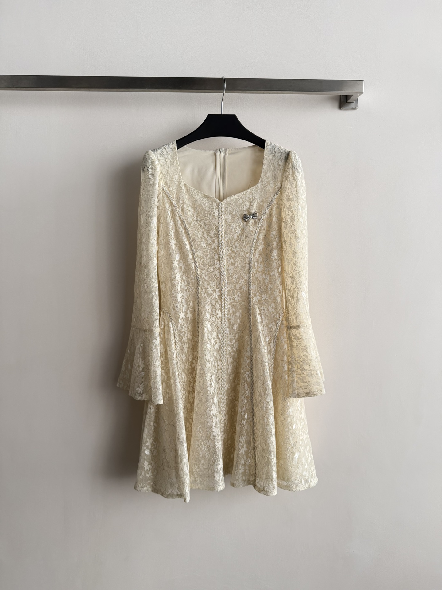 NO:748254,The 26SS new lace dress is made of thin lace, perfect for spring and summer!  Decorated with bows, the details are perfect. The long-sleeved bell cuffs are elegant and elegant, the skirt is slightly puffy, and the length is just right. It can be easily worn in daily life or light formal occasions. Pair it with light-colored shoes or a small bag, and you can easily get the gentle atmosphere! SML,,skirts,1986090926SS新款蕾丝连衣裙采用轻薄蕾丝,春夏穿超适合！蝴蝶结点缀,细节满分.长袖喇叭袖口,优雅又显气质,裙摆微蓬,长度刚好,日常或轻正式场合都能轻松驾驭.搭配浅色鞋履或小包,温柔氛围感轻松get!SML,,skirts,,Women's clothing