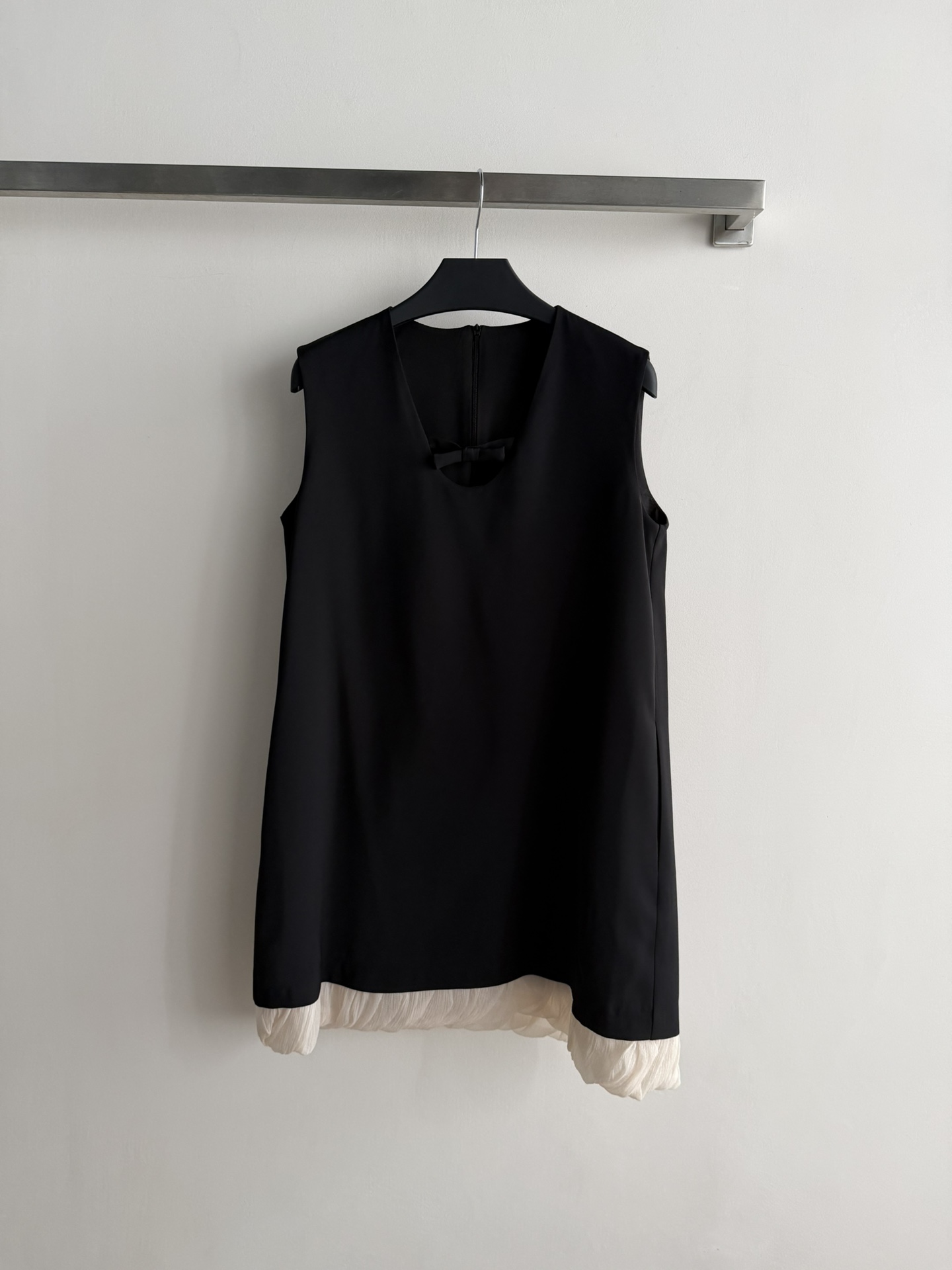 NO:748258,The new sleeveless dress is in French style, with a black sleeveless H-shaped version and a bow-cut hollow design at the neckline, which is simple and detailed. The hem is spliced ​​with white soft gauze, which is full of layers, playful and smart. The fabric is crisp and the skirt is light, making it super comfortable to wear in summer!  It can be easily used for daily commuting, dating, and shopping. Paired with Mary Jane shoes or small bags, the urban fashionable atmosphere will be directly completed~SML,,mary jane,skirts,19860909新款无袖连衣裙法式风格,黑色无袖H字版型,领口蝴蝶结镂空设计,简约又有细节感.下摆拼接白色柔纱,层次感满满,俏皮又灵动.面料挺括,裙摆轻盈,夏天穿超舒服！日常通勤、约会、逛街都能轻松驾驭,搭配玛丽珍鞋或小包,都市时髦氛围感直接拉满～SML,,mary jane,skirts,,Women's clothing