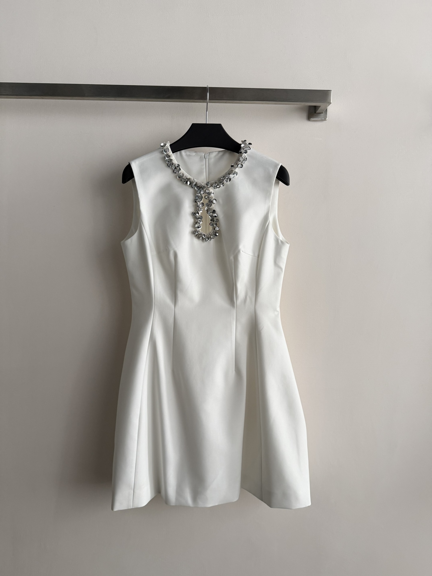 NO:748264,AIVE*26SS new gold-style dress has a sleeveless and waisted version, modifying the shoulder and neck lines, and the skirt naturally spreads out, making it slim and elegant. The neckline is designed with heavy sequins and water drop hollows, and the black skirt is full of sophistication and looks more advanced. The acetate fabric is soft and breathable, comfortable to wear, suitable for dates, parties, dinners and other occasions. The skirt is moderate in length and can be easily controlled by small people. Pair it with high heels or a clutch bag to enhance your temperament!  Two-color SML,,high heels,handbag,skirts,19860909AIVE*26SS新款千金风连衣裙无袖收腰版型,修饰肩颈线条,裙摆自然散开,显瘦又优雅.领口重工亮片+水滴镂空设计,精致感满满黑色裙身更显高级.醋酸面料柔软透气,穿看舒适,适合约会、派对、晚宴等场合.裙长适中,小个子也能轻松驾驭,搭配高跟鞋或手拿包,气质直接拉满！两色SML,,high heels,handbag,skirts,,Women's clothing