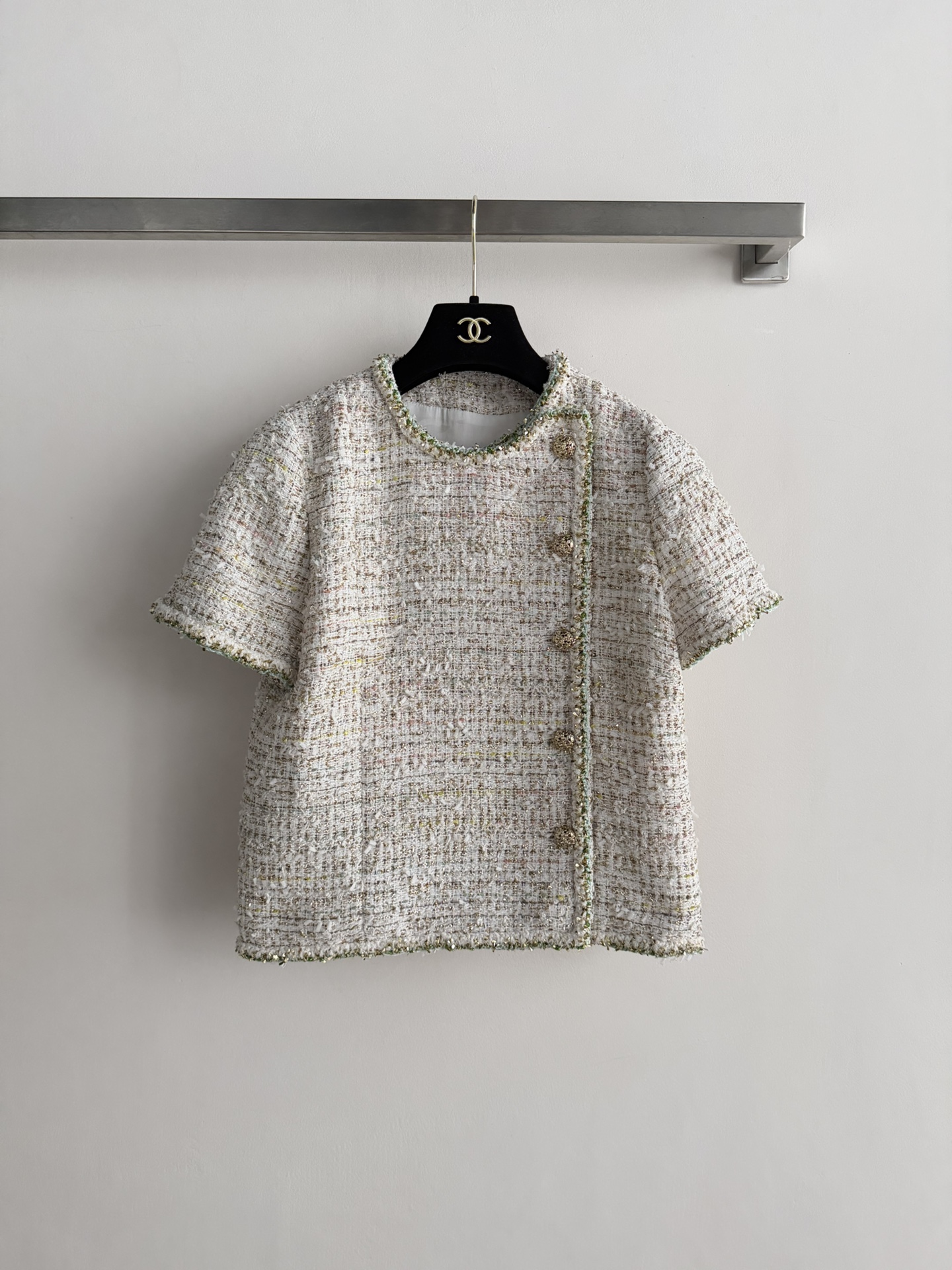 NO:748270,Chane*26SS new classic round neck short jacket, sweet and luxurious style, select custom matte powder blended tweed, the texture is delicate, woven with invisible silver onion yarn, glowing with soft pearlescent light under natural light, with the texture and weight of high-end ready-to-wear, full of exquisite hand ~ Size 36.38.40!  ,,chanel,jackets & coats,19860909Chane*26SS新款经典圆领短款外套,甜奢千金风,甄选定制雾粉混纺粗花呢,肌理呈细腻,织入隐形银葱纱线,在自然光下泛着柔和珠光,自带高定成衣的质感与分量,手精致感拉满～Size36.38.40！,,chanel,jackets & coats,,Women's clothing