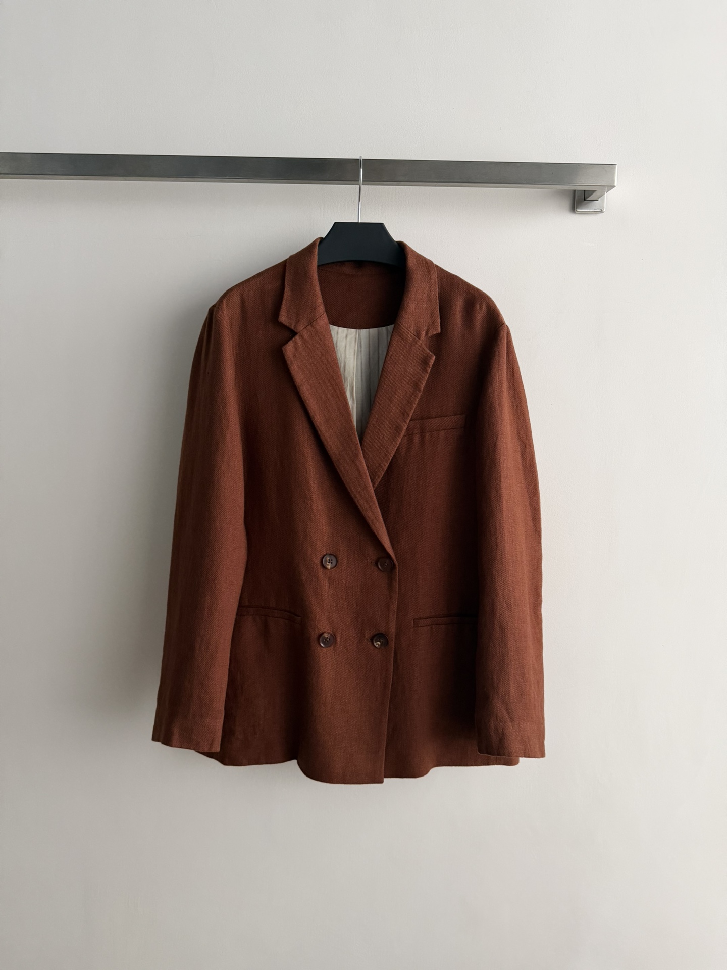 NO:748273,MS.QN*26SS new linen suit jacket, double-breasted + battle lapel design, simple and elegant, the linen material is breathable and comfortable, perfect for spring and summer!  The old money style is low-key and gentle, and can be easily matched with various inner wear and bottoms for commuting, casual, and formal occasions. The loose version is highly tolerant, and the slightly rolled cuffs are full of details. It is practical and fashionable, and can easily create a relaxed and noble atmosphere!  Two-color SML,,jackets & coats,business suit,19860909MS.QN*26SS新款亚麻西装外套,双排扣+战驳领设计,简约优雅,亚麻材质透气舒适,春夏穿超合适！老钱风低调温柔,轻松搭配各种内搭和下装通勤、休闲、正式场合都能hold住.宽松版型包容性强,袖口微卷细节感满满,实用又时髦,轻松打造松弛贵气氛围感！两色SML,,jackets & coats,business suit,,Women's clothing