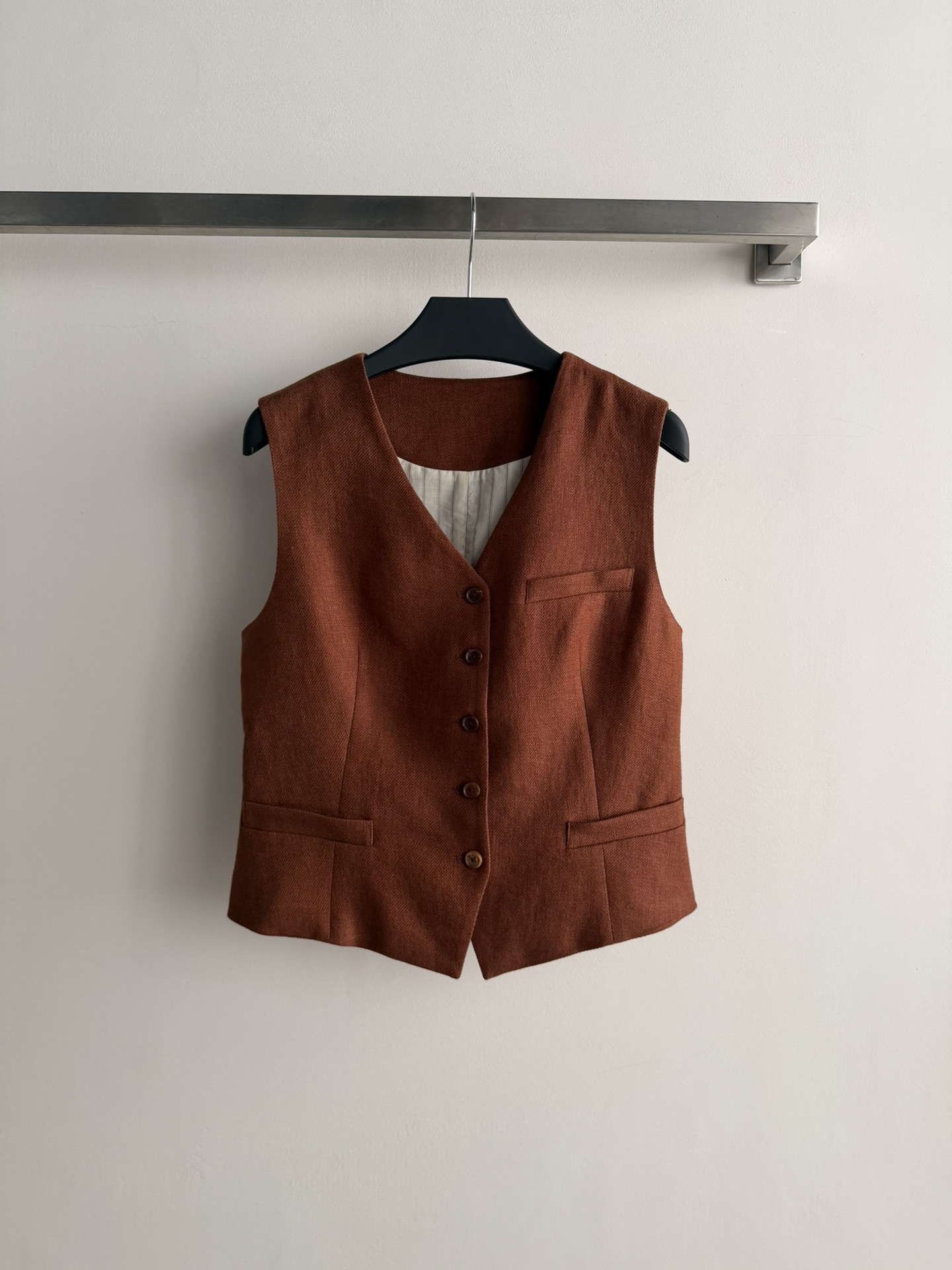 NO:748277,MS.QN*26SS new vest jacket, made of high-quality linen, breathable and comfortable!  The single-breasted design is clean, simple and has a retro feel!  Fashionable and versatile, it can be paired with a shirt or a sweater to create an elegant and layered look, and can be worn for both commuting and leisure!  SML-,,jackets & coats,shirts,19860909MS.QN*26SS新款马甲外套,采用高品质亚麻 透气又舒适！单排扣设计 干净利落 简约又有复古感！时尚又百搭 搭衬衫或针织衫都能打造优雅层次感 通勤休闲都能驾驭！SML-,,jackets & coats,shirts,,Women's clothing