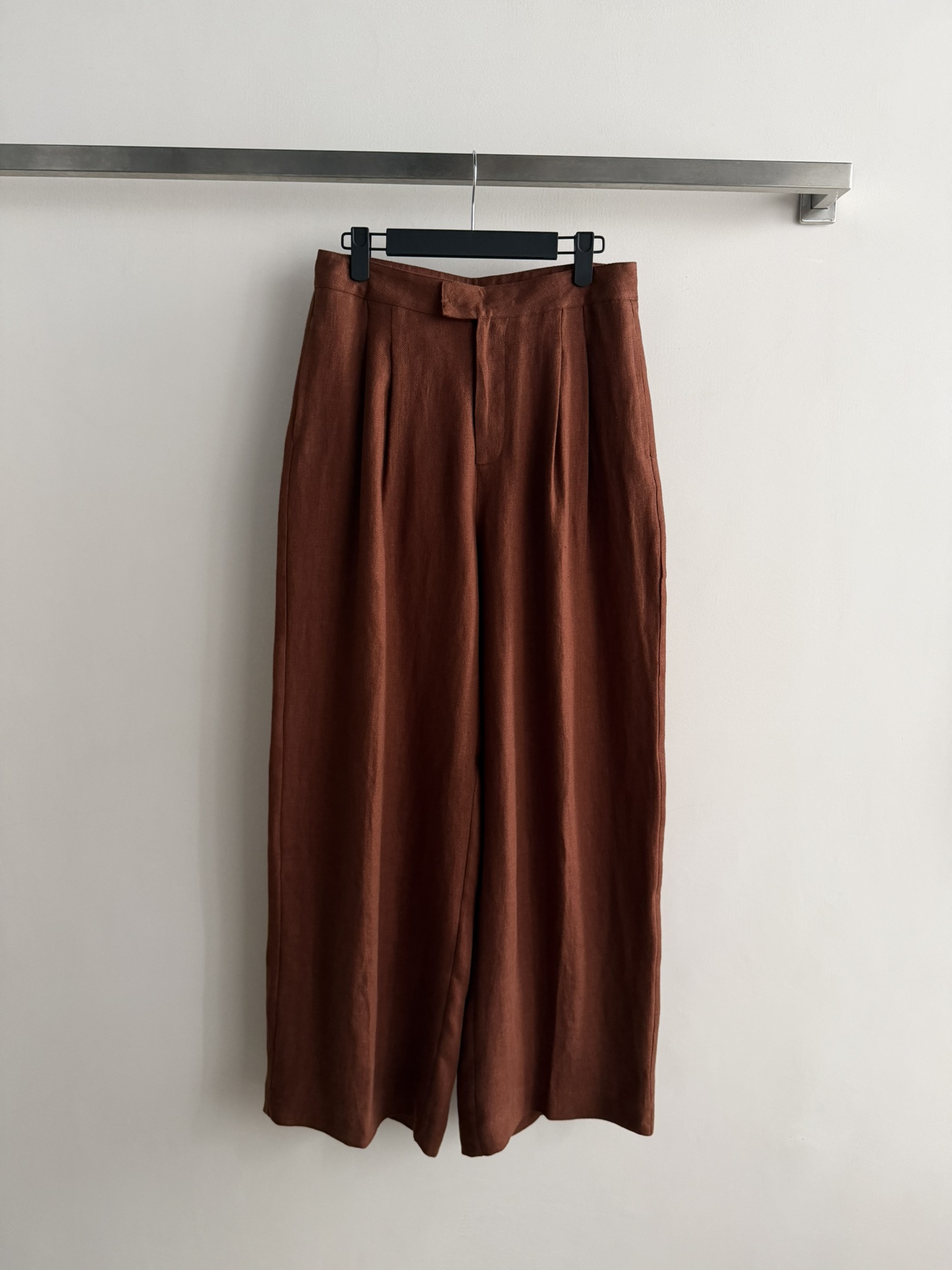 NO:748281,MS.QN*26SS new linen trousers are made of high-quality linen fabric, light and breathable, super comfortable to wear in early spring!  Simple and elegant, versatile and fashionable, it has its own aura when walking. It is full of retro feeling. Whether it is commuting or daily life, it looks great with a sweater or shirt. It is recommended to pair it with a series of vests to easily create a high-end look!  SML,,shirts,19860909MS.QN*26SS新款亚麻长裤,采用高品质亚麻面料,轻盈透气,初春穿超舒服！简约大气,百搭时尚 走路自带气场.复古感满满.无论通勤还是日常,搭配针织衫或衬衫都很出彩,推荐搭配系列马甲一套轻松打造高级感穿搭！SML,,shirts,,Women's clothing