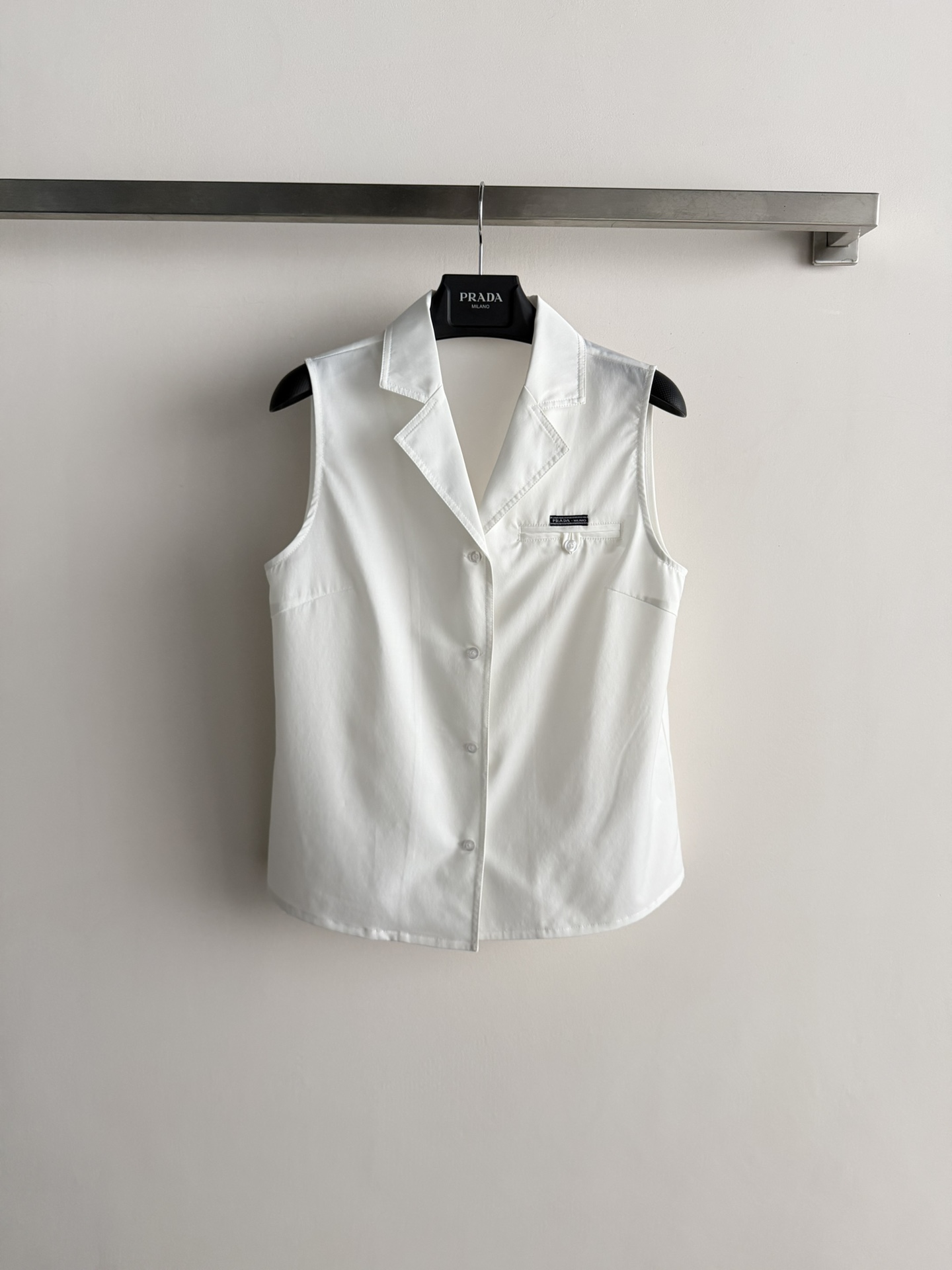 NO:748251,Prad*26 new early spring sleeveless shirt vest, simple design + lapel buttons, light and breathable, perfect for summer!  Small chest pocket + brand logo, perfect details. The sleeveless design allows freedom of movement. It goes well with high-waisted pants or skirts, and can be worn for commuting and leisure. It looks good with any combination and can easily cope with various occasions~SML,, prada, skirts, shirts,19860909Prad*26早春新款无袖衬衫马甲,简约设计+翻领纽扣,轻便透气超适合夏天！胸前小口袋+品牌标识,细节满分.无袖设计活动自由,搭配高腰裤or裙子都很OK,通勤休闲都能穿.怎么搭都好看,轻松应对各种场合～SML,,prada,skirts,shirts,,Women's clothing