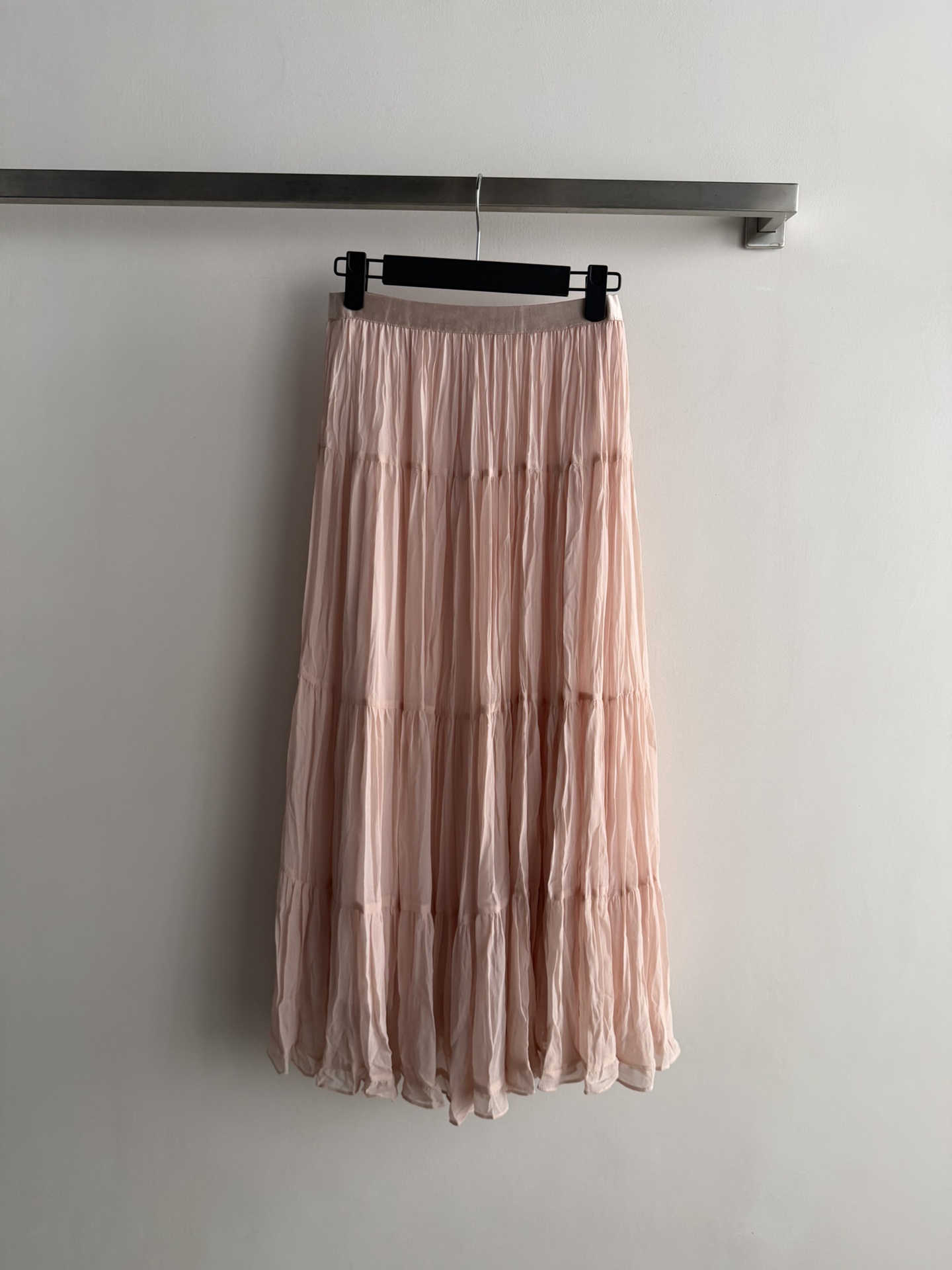 NO:749220,26SS new pleated skirt, made of light and elegant material, perfect for spring and summer!  A-line large skirt + pleated design, full of layers, slimming and hip-covering, pear-shaped figure friendly. High elastic waist, comfortable and not tight, light purple tone and gentle temperament, can be easily controlled for commuting, dating, and vacation ~ Pair it with a simple top or knitted sweater to create a fairy-like atmosphere and easily get a gentle look!  SML,,skirts,1986090926SS新款压褶半身裙,材质轻盈飘逸,春夏穿超适合！A字大裙摆+压褶设计,层次感满满,显瘦又遮胯,梨型身材友好.高腰松紧,穿着舒适不勒,浅紫色调温柔气质,通勤、约会、度假都能轻松驾驭～搭配简约上衣或针织衫,仙气飘飘,轻松get温柔风look！SML,,skirts,,Women's clothing
