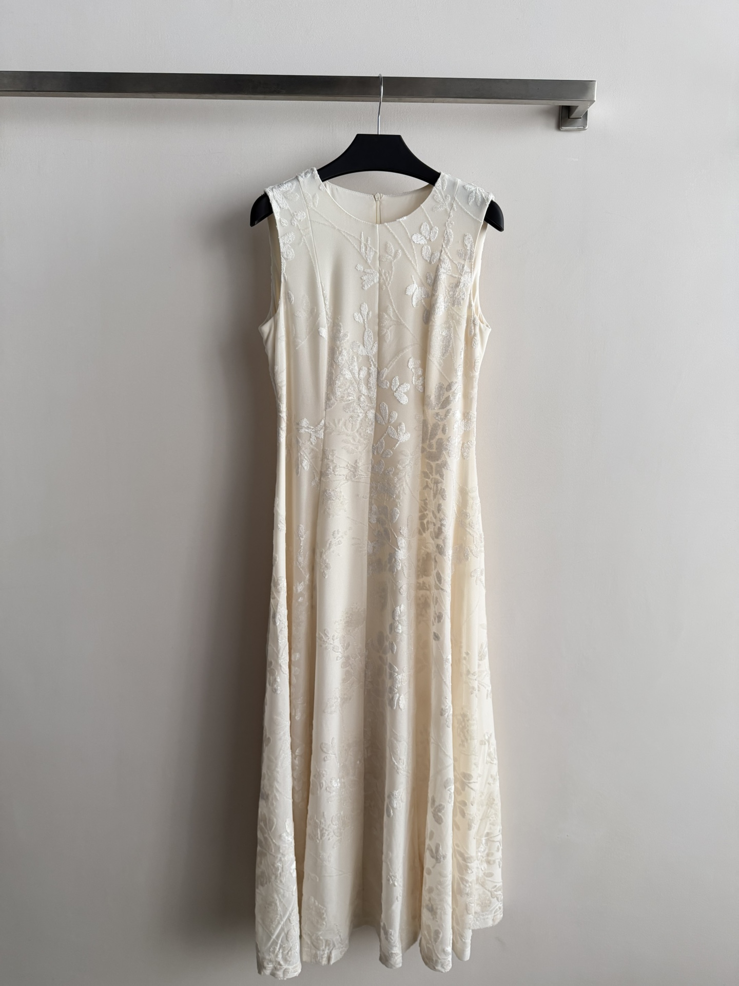 NO:749247,26SS new French sleeveless lace dress, exquisite crochet pattern, full of gentle and elegant temperament +. Waist cut + modified body shape and comfortable, moderate skirt length, can be easily controlled for commuting, vacation, and daily life. Sleeveless design is refreshing and neat, perfect for summer wear!  Pair it with a straw bag and sandals for a full vacation vibe; pair it with a knitted cardigan or suit for an easy French retro style!  SML,,sandals,espadrilles,skirts,business suit,1986090926SS新款法式无袖蕾丝连衣裙,精致钩花图案,温柔优雅气质满分+.收腰剪裁+修饰身形又舒适,裙长适中,通勤、度假、日常都能轻松驾驭.无袖设计清爽利落,夏天穿超合适！搭配草编包和凉鞋,度假氛围感拉满；配针织开衫或西装,法式复古风轻松get！SML,,sandals,espadrilles,skirts,business suit,,Women's clothing