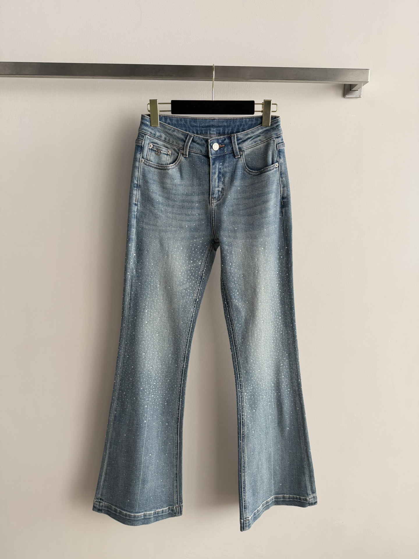 NO:749238,CHANE*26 new jeans are made of light blue washed denim fabric, embellished with baby's breath and hot diamonds, the blingbling is super eye-catching!  The high-waisted and slightly flared design makes you look slimmer and taller. The elastic fabric is comfortable to wear. You can easily wear retro flared pants to modify your leg shape for daily commuting or leisure. Paired with high heels or short tops, you can easily get the hot girl style or Korean style. It is a versatile tool for spring and summer!  SML,,chanel,high heels,jeans,19860909CHANE*26新款牛仔裤采用浅蓝水洗丹宁面料,点缀满天星烫钻,blingbling超吸睛！高腰微喇设计,显瘦显高,弹力面料穿着舒适,日常通勤或休闲都能轻松驾驭复古微喇裤型修饰腿型,搭配高跟鞋或短上衣,轻松get辣妹风or韩系风,是春夏百搭神器！SML,,chanel,high heels,jeans,,Women's clothing