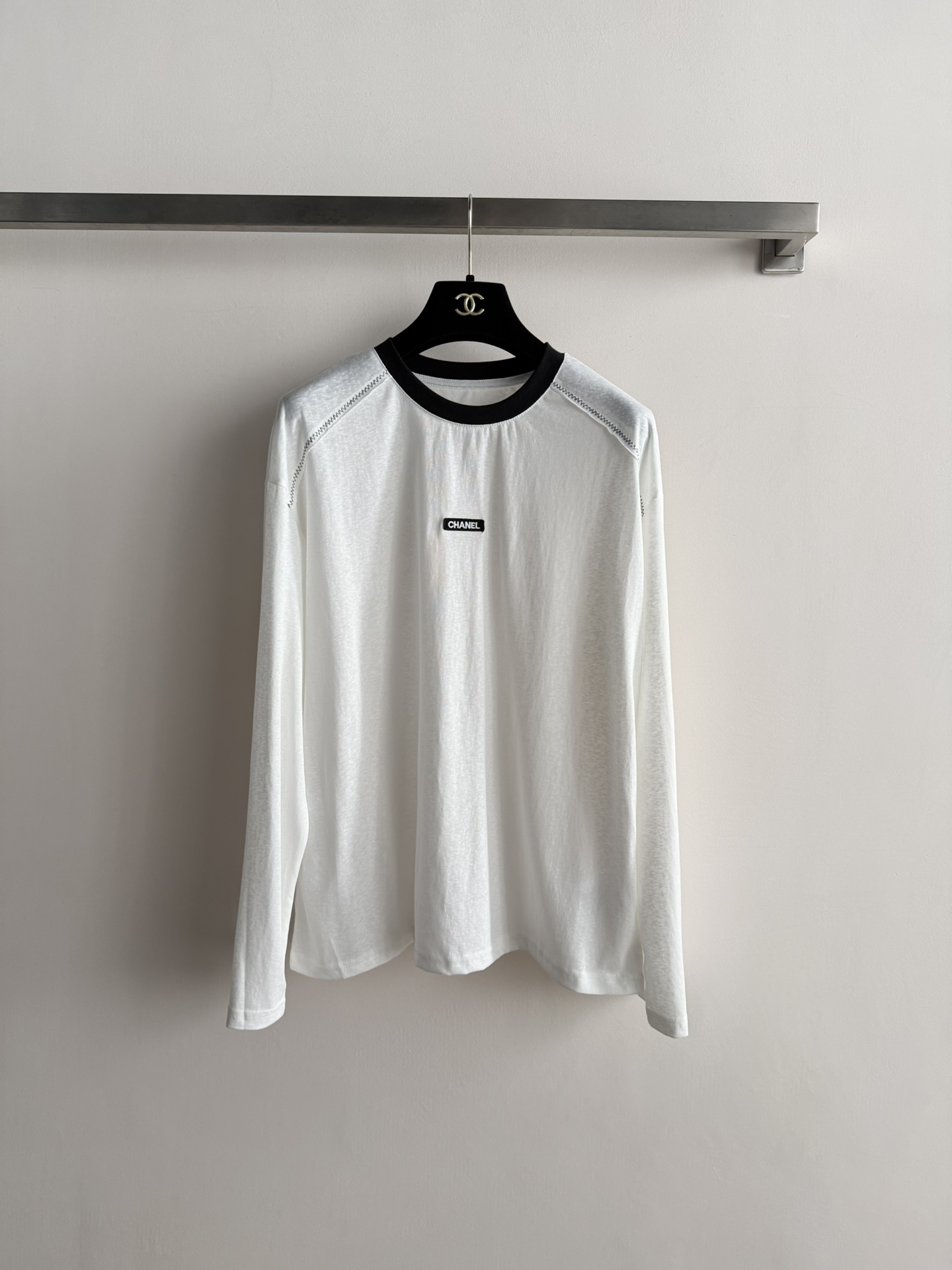 NO:749228,Chane*26ss new long-sleeved T-shirt, made of soft cotton fabric, skin-friendly and comfortable, super friendly for daily wear. Black round neck stitching + chest Logo, simple and recognizable. Loose version, strong tolerance, good to wear alone or layered, easy to match with jeans, casual pants, casual or sports style can be switched at will SML, chanel, jeans, tees, t-shirt,19860909Chane*26ss新款长袖T恤,采用柔软棉质面料,亲肤舒适,日常穿着超友好.黑色圆领拼接+胸前Logo,简约又有辨识度.宽松版型,包容性强,单穿或内搭都很OK,轻松搭配牛仔裤、休闲裤,休闲or运动风随心切换SML,,chanel,jeans,tees，t-shirt,,Women's clothing