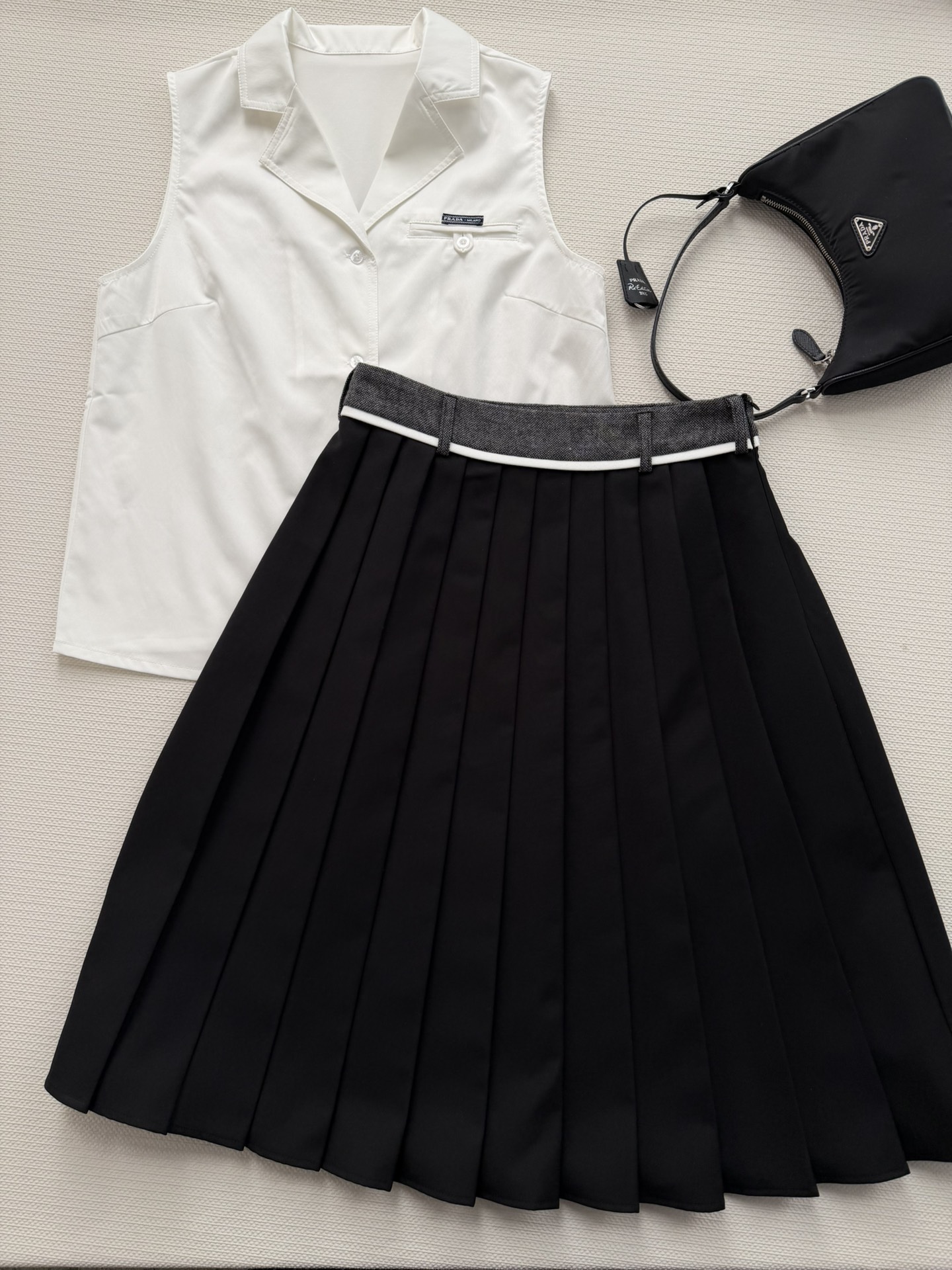 NO:749223,PRAD*26SS new contrast pleated skirt with contrasting waistband. This black pleated skirt contrasts with high-grade gray waistband. It is very designed, simple and layered. The texture is good and the drape is good, the pleated lines are smooth, and the length is moderate. It can be easily controlled in daily life or commuting. The contrast between the gray waistband and the black skirt is sharp, modifying the waistline and enhancing the sense of style. It goes well with shirts, sweaters or jackets, and is very suitable for spring and autumn ~ SML, prada, skirts, jackets &  coats,shirts,19860909PRAD*26SS新款腰头撞色百褶裙,这款黑色百褶裙撞色高级灰腰头,非常有设计,简约又有层次感.质感好垂坠感好,百褶线条流畅,长度适中,日常或通勤都能轻松驾驭.灰色腰头与黑色裙身对比鲜明,修饰腰线,提升造型感.搭配衬衫、针织衫或外套都很OK,春秋季节穿超合适～SML,,prada,skirts,jackets & coats,shirts,,Women's clothing