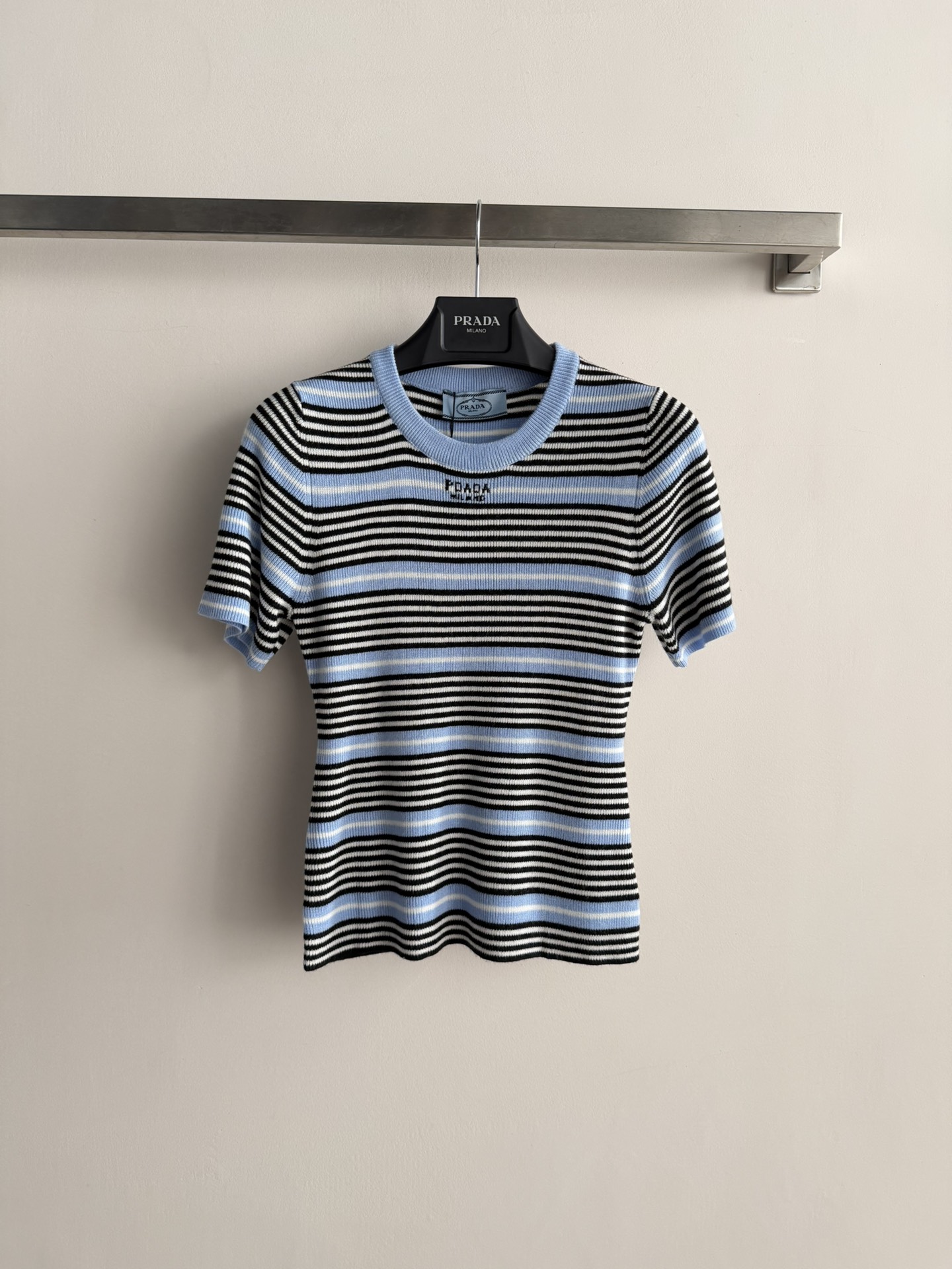 NO:750077,Prad*26SS striped short-sleeved knitted top, classic round neck design, versatile, age-reducing and fashionable!  The fabric is made of soft material and is embellished with the brand’s letter print. It’s a preppy style for girls. The slim fit is not fussy!  Three colors available: SML, prada, T-shirt,19860909Prad*26SS条纹短袖针织上衣,经典圆领设计 百搭减龄又时髦！面料柔软材质 定位品牌字母印花点缀,学院风少女穿搭 修身版型不挑人！三色可选SML,,prada,T-shirt,,Women's clothing