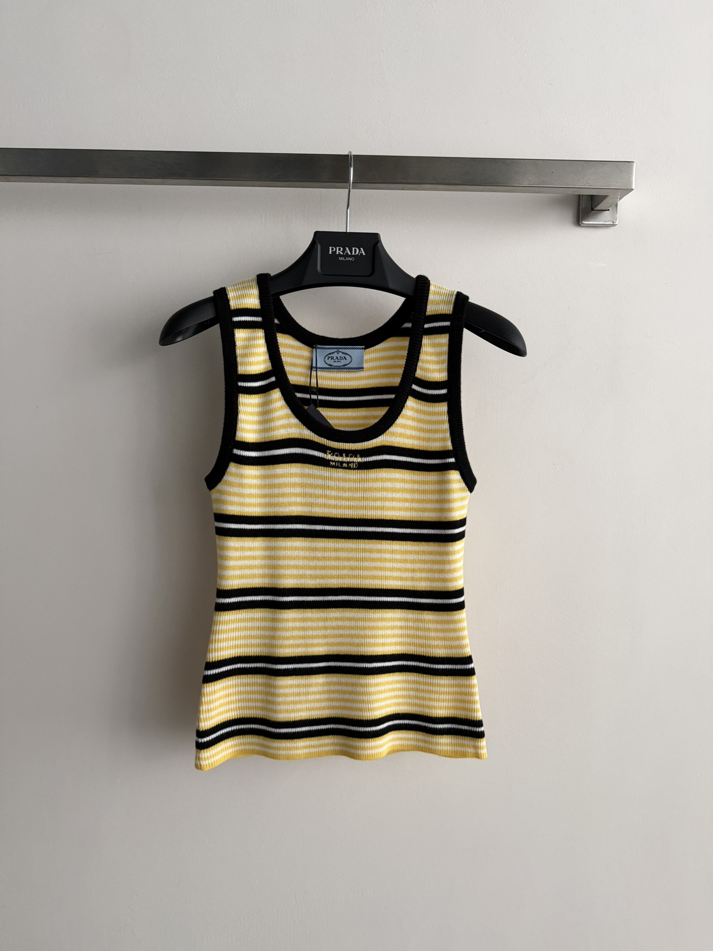 NO:750072,Prad*26SS striped knitted vest, classic round neck design, versatile, age-reducing and fashionable!  The fabric is made of soft material and is embellished with the brand’s letter print. It’s a preppy style for girls. The slim fit is not fussy!  Three colors available: SML, prada,19860909Prad*26SS条纹针织背心,经典圆领设计 百搭减龄又时髦！面料柔软材质 定位品牌字母印花点缀,学院风少女穿搭 修身版型不挑人！三色可选SML,,prada,,Women's clothing