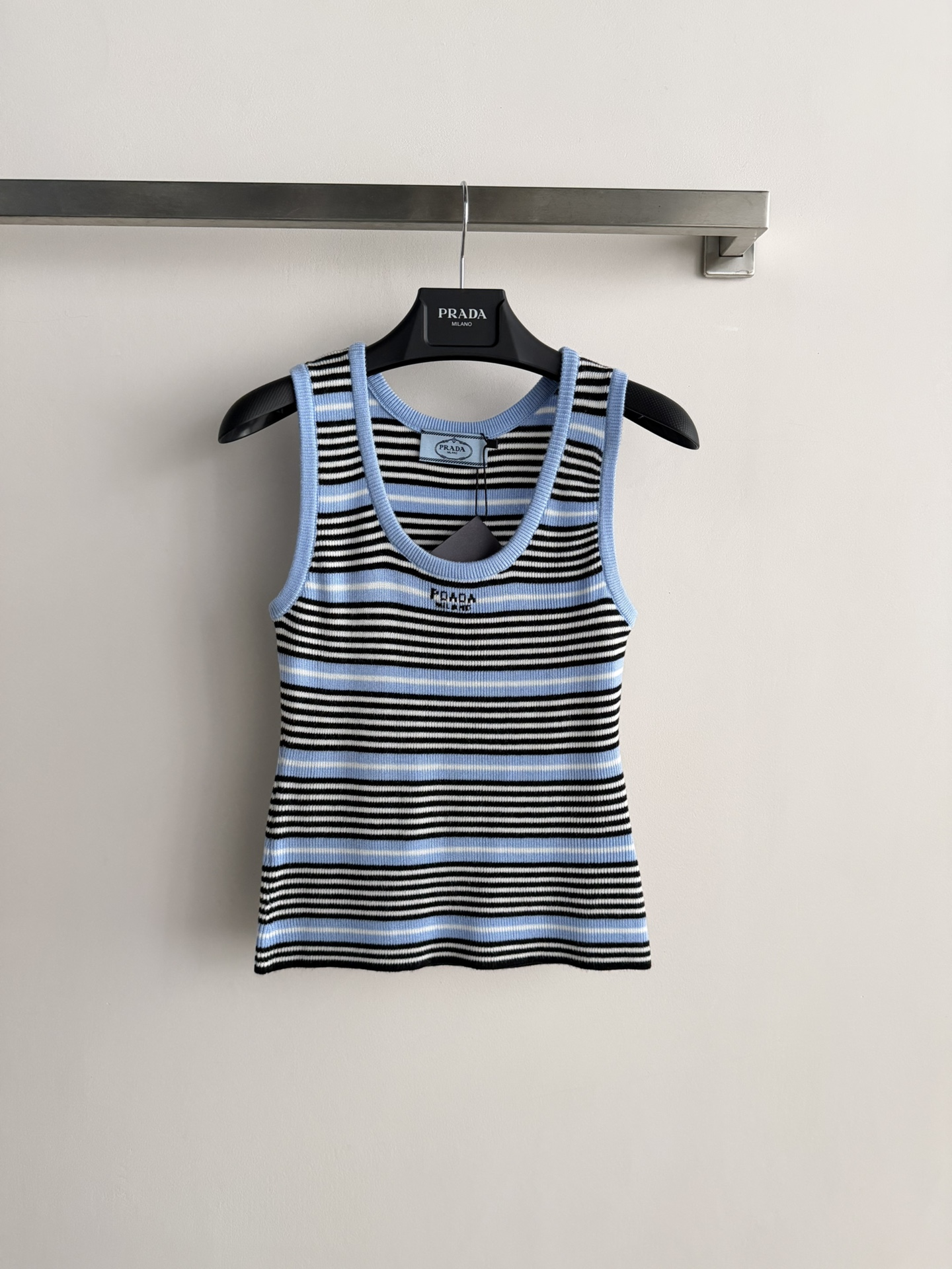 NO:750062,Prad*26SS striped knitted vest, classic round neck design, versatile, age-reducing and fashionable!  The fabric is made of soft material and is embellished with the brand’s letter print. It’s a preppy style for girls. The slim fit is not fussy!  Three colors available: SML, prada,19860909Prad*26SS条纹针织背心,经典圆领设计 百搭减龄又时髦！面料柔软材质 定位品牌字母印花点缀,学院风少女穿搭 修身版型不挑人！三色可选SML,,prada,,Women's clothing