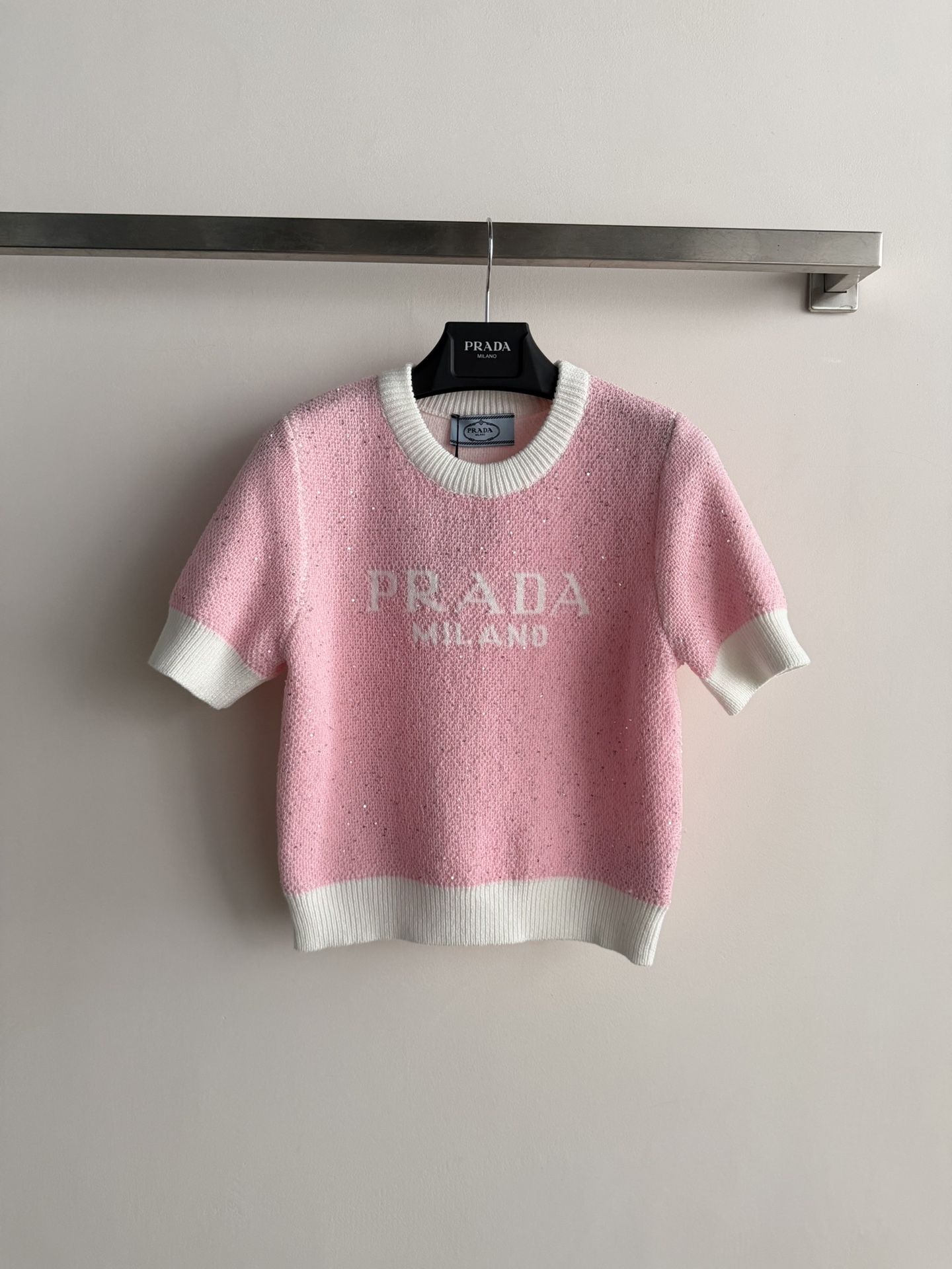 NO:750082,PRAD*26ss knitted short-sleeved top, made of soft wool fabric, with a simple and elegant round neck design, super comfortable to wear in spring and summer! The brand letters are printed on the chest, embellished with exquisite sequins. The details are perfect and highly recognizable. The short version is OK to wear alone or layered. It can be easily used for commuting and leisure. SML, prada, T-shirt,19860909PRAD*26ss针织短袖上衣,采用柔软羊毛面料,圆领设计简约大方,春夏穿超舒服!胸前品牌字母印花,点缀精致亮片 细节满分,辨识度超高,短款版型,单穿或内搭都很OK,通勤休闲都能轻松驾驭SML,,prada,T-shirt,,Women's clothing