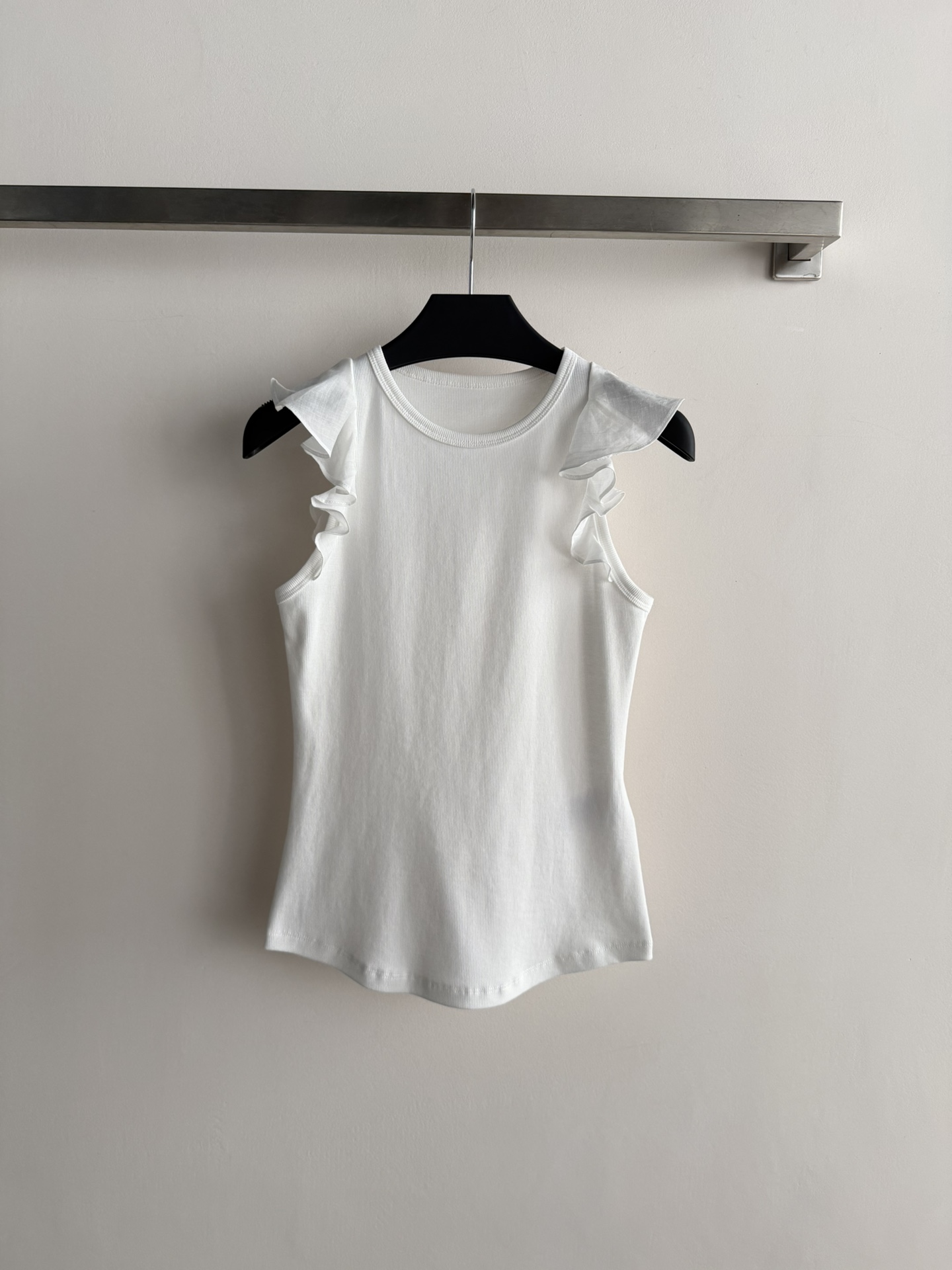 NO:750054,Zimmerman*26SS new ruffled sleeveless white top. This sleeveless white top is made of light and breathable cotton fabric, which is super comfortable to wear in summer!  The ruffle design makes the shoulders more layered, playful and elegant. The round neck is simple and elegant, versatile and easy to match. It looks great with jeans or skirts. It can be easily worn for commuting, leisure, and vacation. It is a must-have item in the summer wardrobe!  SML,,skirts,jeans,19860909Zimmerman*26SS新款荷叶边无袖白色上衣,这款无袖白色上衣采用轻薄透气棉质面料,夏天穿超舒服！荷叶边设计让肩部更有层次感,俏皮又优雅计.圆领简约大方,百搭不挑人,无论配牛仔裤还是裙装都很出彩~通勤、休闲、度假都能轻松驾驭,是夏季衣橱必备单品！SML,,skirts,jeans,,Women's clothing