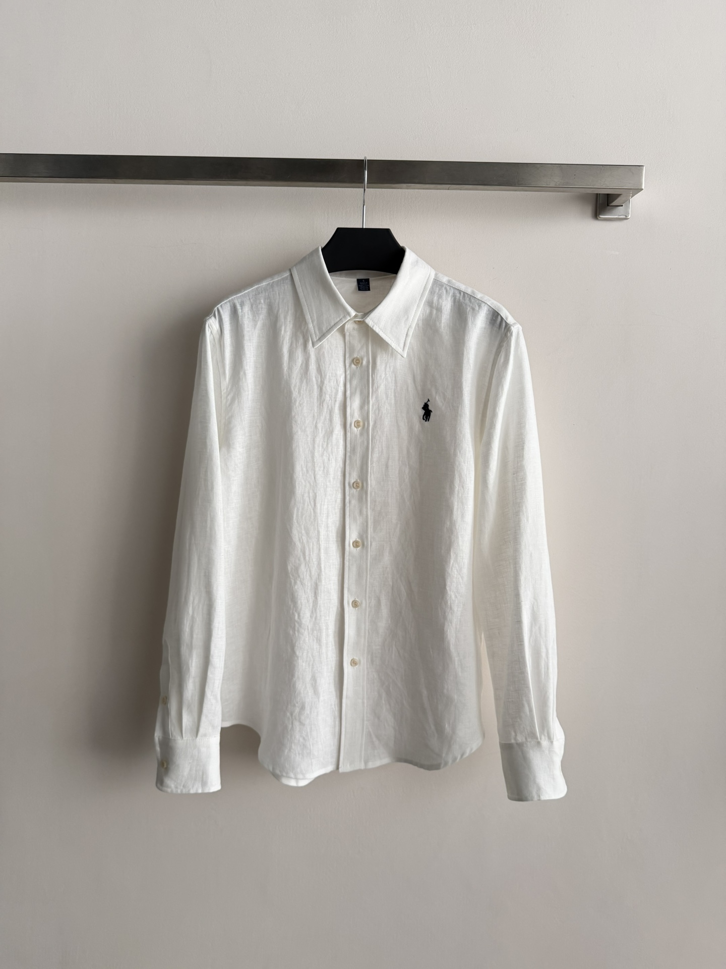 NO:750047,RalphLaur*26SS new linen long-sleeved shirt has a summery and agile temperament. The light and breathable fabric seems to weave the natural breeze into the corners of the clothes. Every gesture is full of lazy and comfortable elegance. The unique matte texture of linen. Embroidered classic logo design. It has the purity of a forest girl but also hides the willfulness of an urban girl!  Four colors available: SML, loro piana, shirts,19860909RalphLaur*26SS新款亚麻长袖衬衫 夏日灵动气质 轻盈透气的面料仿佛将自然清风织入衣角 举手投足间尽是慵懒惬意的优雅 亚麻独有的哑光质感 刺绣经典logo设计 既有森系少女的纯净 又藏着都市女郎的率性锋芒！四色可选SML,,loro piana,shirts,,Women's clothing