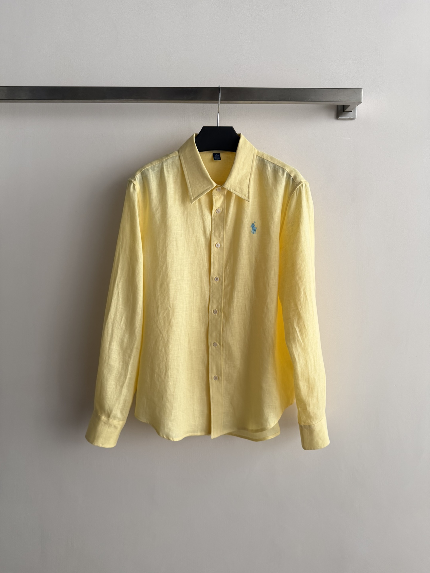 NO:750081,RalphLaur*26SS new linen long-sleeved shirt has a summery and agile temperament. The light and breathable fabric seems to weave the natural breeze into the corners of the clothes. Every gesture is full of lazy and comfortable elegance. The unique matte texture of linen. Embroidered classic logo design. It has the purity of a forest girl but also hides the willfulness of an urban girl!  Four colors available: SML, loro piana, shirts,19860909RalphLaur*26SS新款亚麻长袖衬衫 夏日灵动气质 轻盈透气的面料仿佛将自然清风织入衣角 举手投足间尽是慵懒惬意的优雅 亚麻独有的哑光质感 刺绣经典logo设计 既有森系少女的纯净 又藏着都市女郎的率性锋芒！四色可选SML,,loro piana,shirts,,Women's clothing