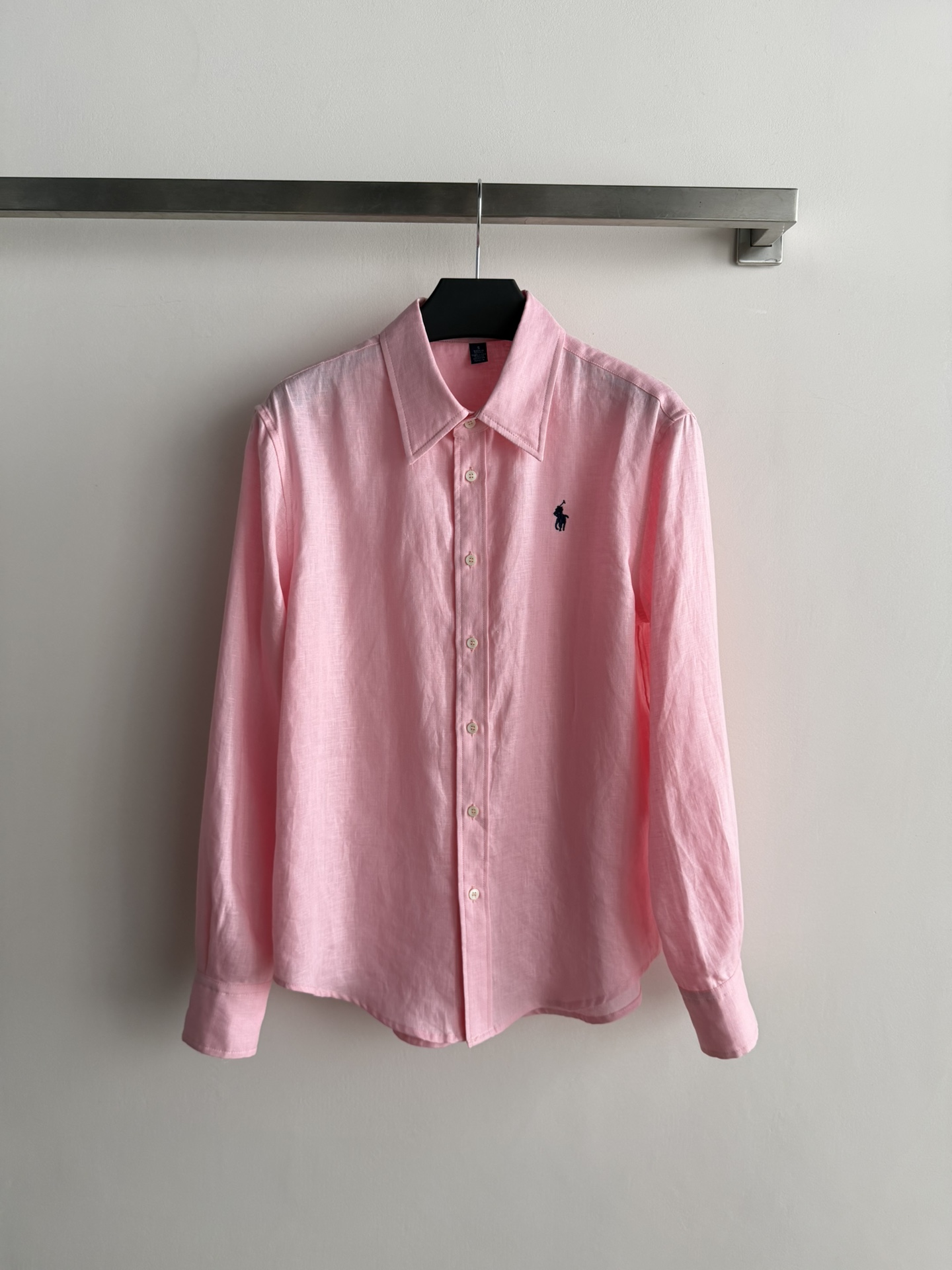 NO:750071,RalphLaur*26SS new linen long-sleeved shirt has a summery and agile temperament. The light and breathable fabric seems to weave the natural breeze into the corners of the clothes. Every gesture is full of lazy and comfortable elegance. The unique matte texture of linen. Embroidered classic logo design. It has the purity of a forest girl but also hides the willfulness of an urban girl!  Four colors available: SML, loro piana, shirts,19860909RalphLaur*26SS新款亚麻长袖衬衫 夏日灵动气质 轻盈透气的面料仿佛将自然清风织入衣角 举手投足间尽是慵懒惬意的优雅 亚麻独有的哑光质感 刺绣经典logo设计 既有森系少女的纯净 又藏着都市女郎的率性锋芒！四色可选SML,,loro piana,shirts,,Women's clothing