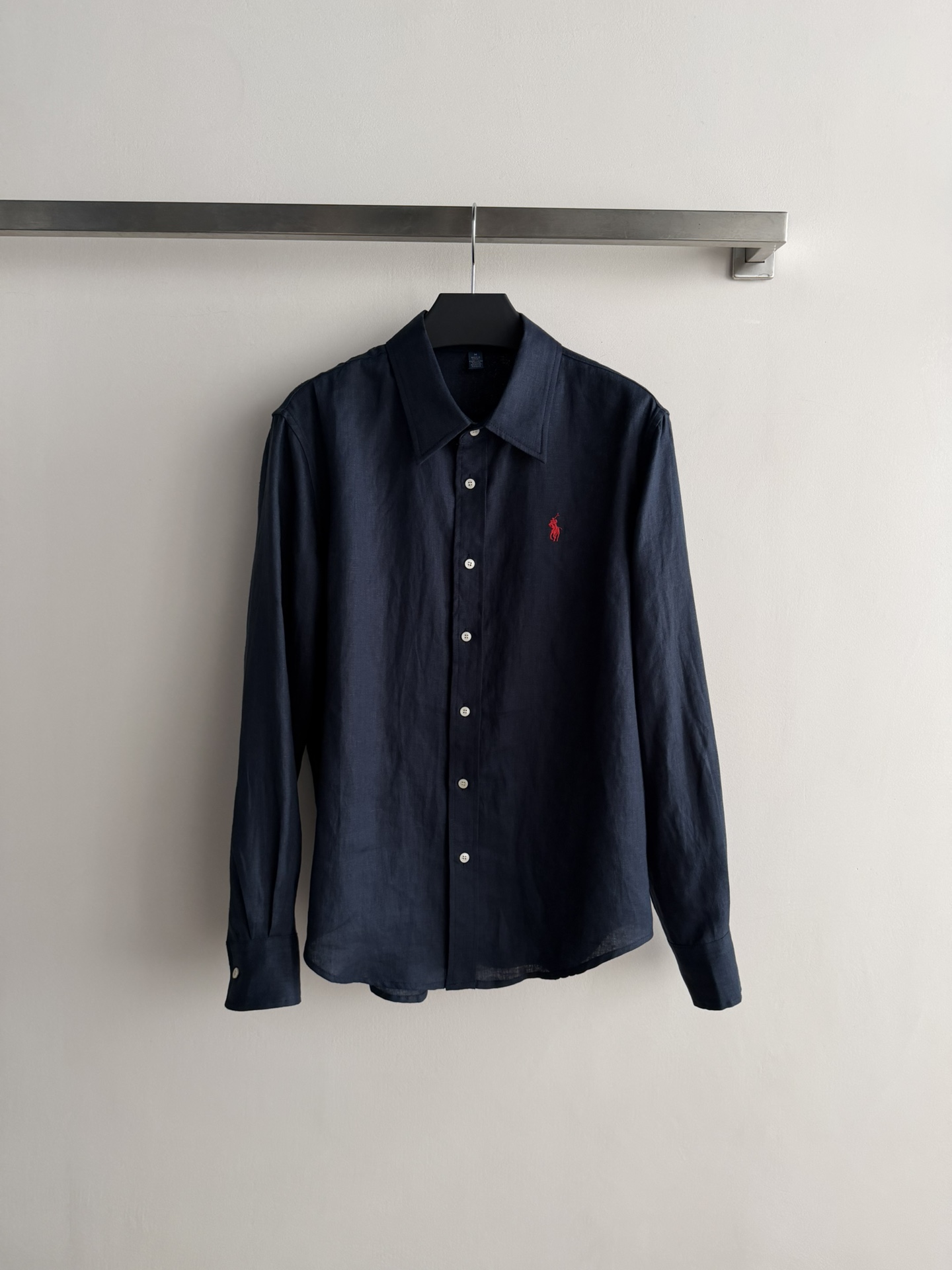 NO:750061,RalphLaur*26SS new linen long-sleeved shirt has a summery and agile temperament. The light and breathable fabric seems to weave the natural breeze into the corners of the clothes. Every gesture is full of lazy and comfortable elegance. The unique matte texture of linen. Embroidered classic logo design. It has the purity of a forest girl but also hides the willfulness of an urban girl!  Four colors available: SML, loro piana, shirts,19860909RalphLaur*26SS新款亚麻长袖衬衫 夏日灵动气质 轻盈透气的面料仿佛将自然清风织入衣角 举手投足间尽是慵懒惬意的优雅 亚麻独有的哑光质感 刺绣经典logo设计 既有森系少女的纯净 又藏着都市女郎的率性锋芒！四色可选SML,,loro piana,shirts,,Women's clothing