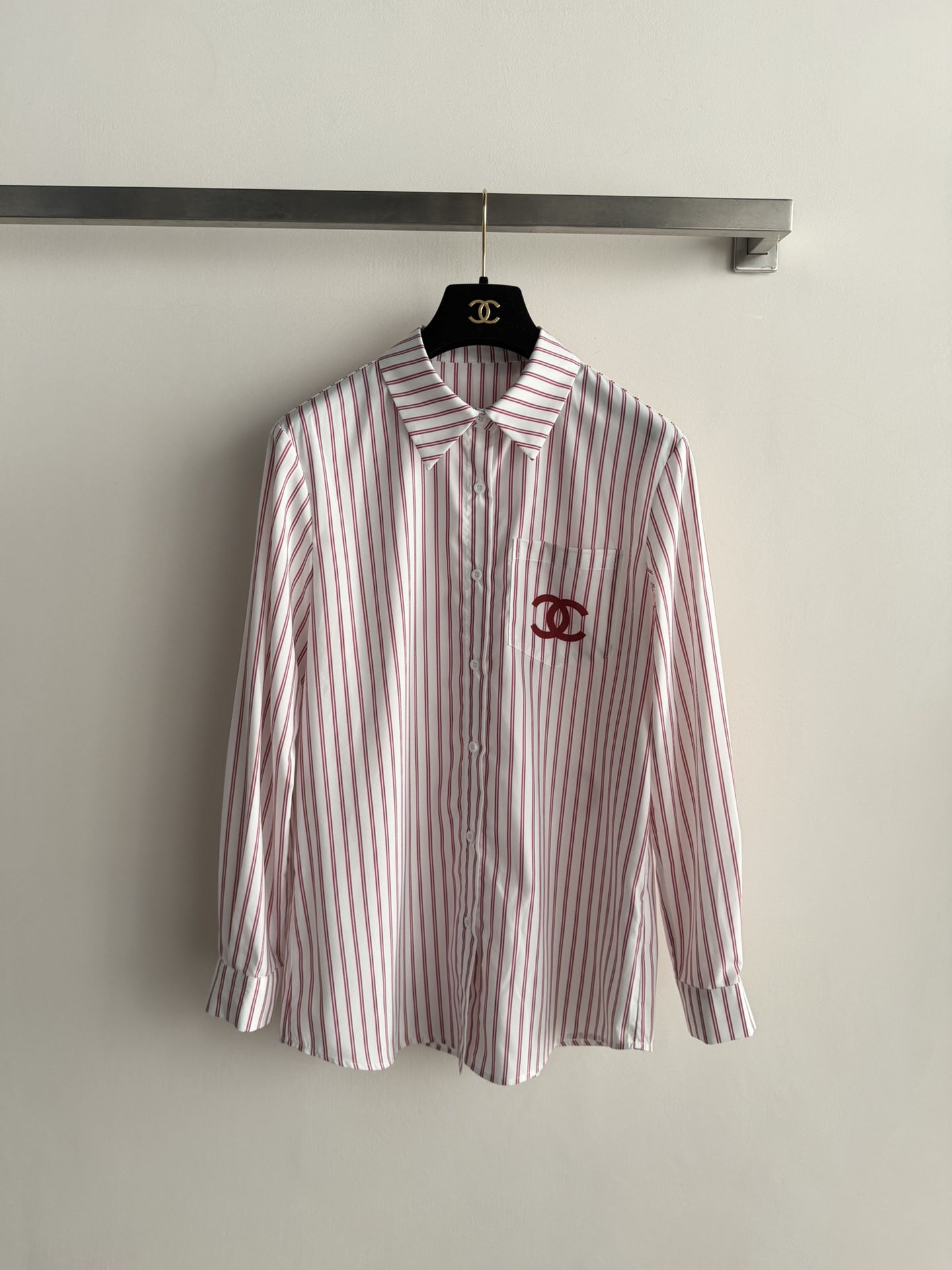 NO:750053,CHANE*26SS new striped embroidered shirt, classic vertical stripes + double C printing on the chest pocket, full of brand sense!  The fabric is light and breathable, making it super comfortable to wear in spring, summer and autumn. The front-shoulder cut is slim and neat. It can be easily used for commuting, interviews, and daily life. It goes well with suit pants or skirts. It can be easily held in the workplace or leisure occasions, and it directly enhances your temperament!  SML,,chanel,skirts,shirts,business suit,19860909CHANE*26SS新款条纹刺绣衬衫,经典竖条纹+胸前口袋双C印花,品牌感满满！面料轻薄透气,春夏秋穿超舒服~正肩剪裁显瘦又利落,通勤、面试、日常都能轻松驾驭,搭配西装裤或半裙都很出彩,职场or休闲场合都能轻松hold住,气质直接拉满！SML,,chanel,skirts,shirts,business suit,,Women's clothing