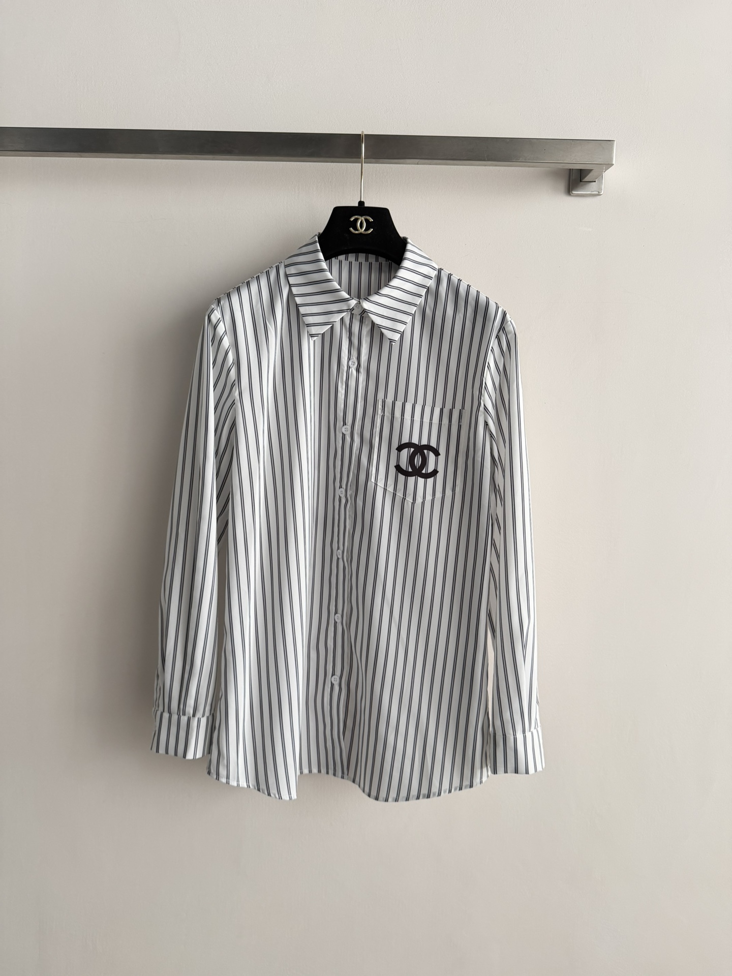 NO:750046,CHANE*26SS new striped embroidered shirt, classic vertical stripes + double C printing on the chest pocket, full of brand sense!  The fabric is light and breathable, making it super comfortable to wear in spring, summer and autumn. The front-shoulder cut is slim and neat. It can be easily used for commuting, interviews, and daily life. It goes well with suit pants or skirts. It can be easily held in the workplace or leisure occasions, and it directly enhances your temperament!  SML,,chanel,skirts,shirts,business suit,19860909CHANE*26SS新款条纹刺绣衬衫,经典竖条纹+胸前口袋双C印花,品牌感满满！面料轻薄透气,春夏秋穿超舒服~正肩剪裁显瘦又利落,通勤、面试、日常都能轻松驾驭,搭配西装裤或半裙都很出彩,职场or休闲场合都能轻松hold住,气质直接拉满！SML,,chanel,skirts,shirts,business suit,,Women's clothing
