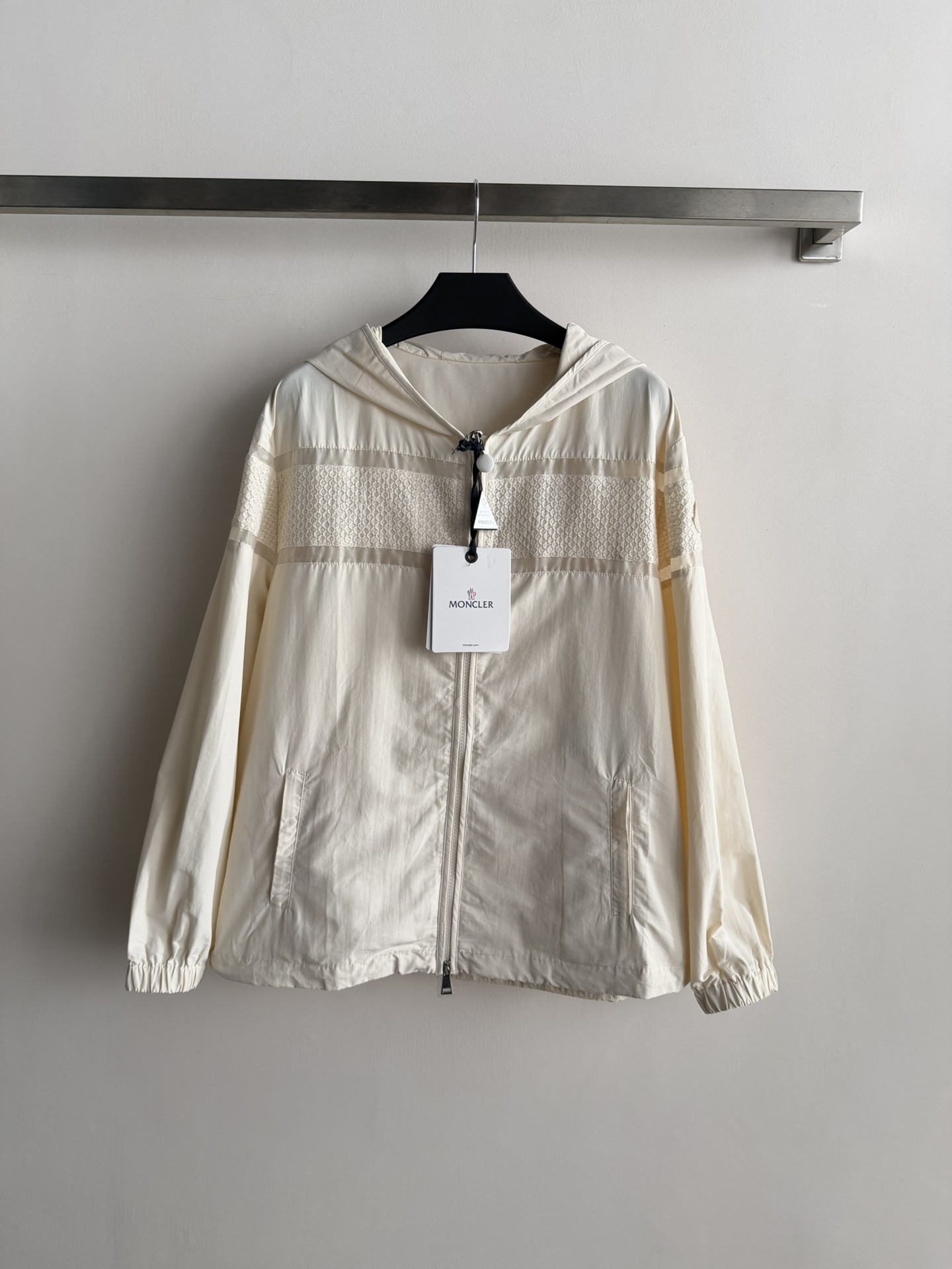 NO:750040,Moncle* new spring and summer hollow hooded jacket, the fabric is light and breathable, super comfortable to wear in spring and summer!  The hollow + transparent yarn design is simple and detailed. The hood + zipper is easy to put on and take off. It is suitable for daily leisure or sun protection. It looks great with T-shirts or skirts. It is easy to get fashionable and practical outfits!  SML,,skirts,jackets & coats,jackets & coats,tees, t-shirt,hats,19860909Moncle*春夏新款镂空连帽夹克外套,面料轻薄透气,春夏穿超舒服！镂空+透明纱线设计,简约又有细节感,连帽+拉链方便穿脱,日常休闲或防晒都OK～搭T恤或裙装都很出彩,轻松get时尚实用穿搭！SML,,skirts,jackets & coats,jackets & coats,tees，t-shirt,hats,,Women's clothing