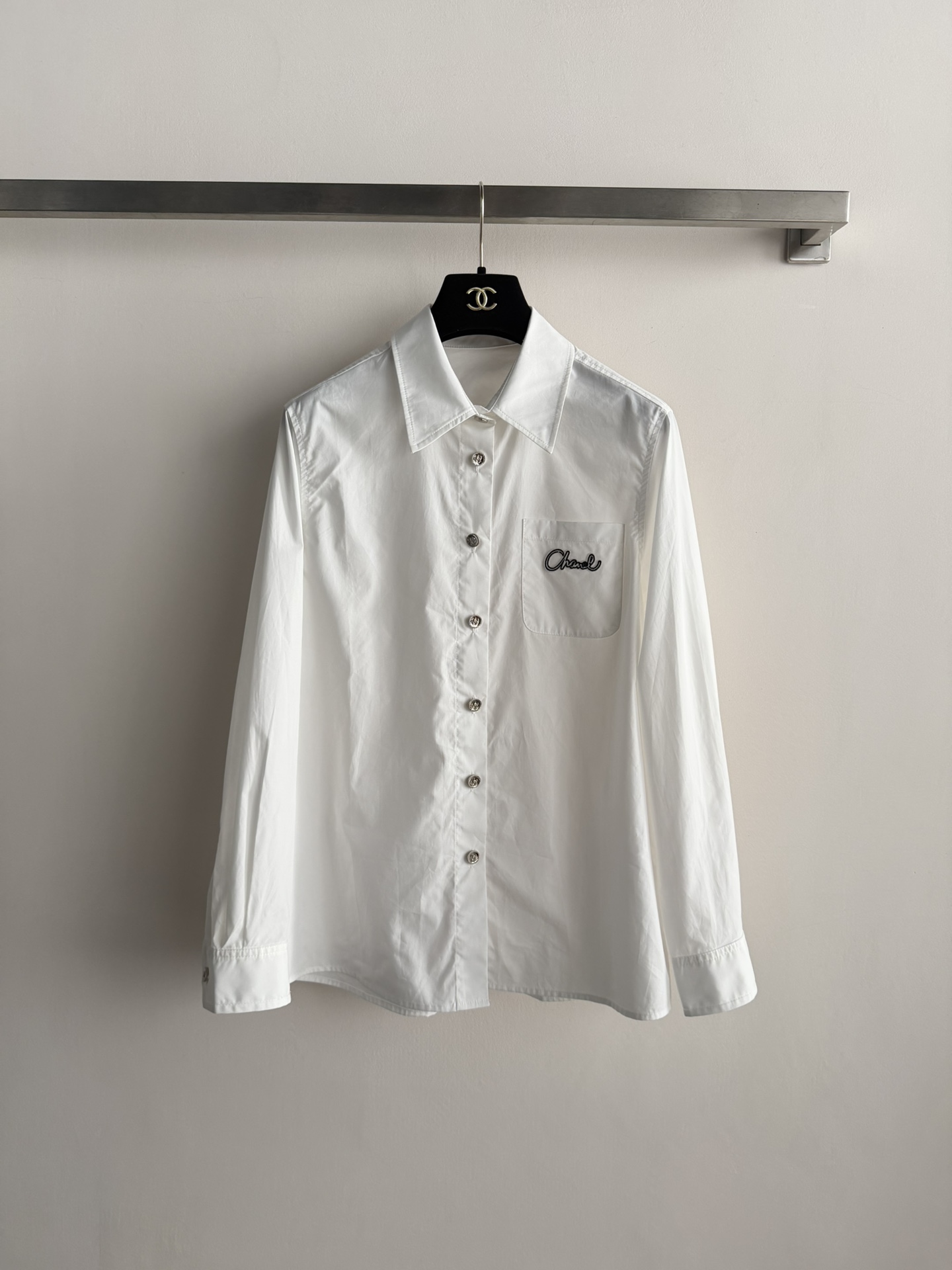 NO:750032,DIO*26SS new long-sleeved shirt is new, the classic lapel is simple but not monotonous. The single pocket on the chest is embroidered with brand letters. The upper body is very beautiful and high-end. The fit is loose and comfortable. Fashionable and elegant. The fabric is cotton custom fabric with super good texture. It is three-dimensional and stylish. Comfortable and breathable. Shirts have always been versatile and a wardrobe must-have. You are not allowed to miss this one. You can easily match it no matter what the occasion. Wear your own unique style!  SML-,,dior,shirts,19860909DIO*26SS新款长袖衬衫上新,经典翻领简约但不单调 胸前单口袋刺绣品牌字母,上身非常好看高级,版型宽松舒适 时尚大方 面料棉定制面料质感超好 立体有型 舒适透气衬衫向来都是百搭款 衣橱必备 不允许你们错过的一款不管什么场合都轻松搭配 穿出自己独特风格！SML-,,dior,shirts,,Women's clothing