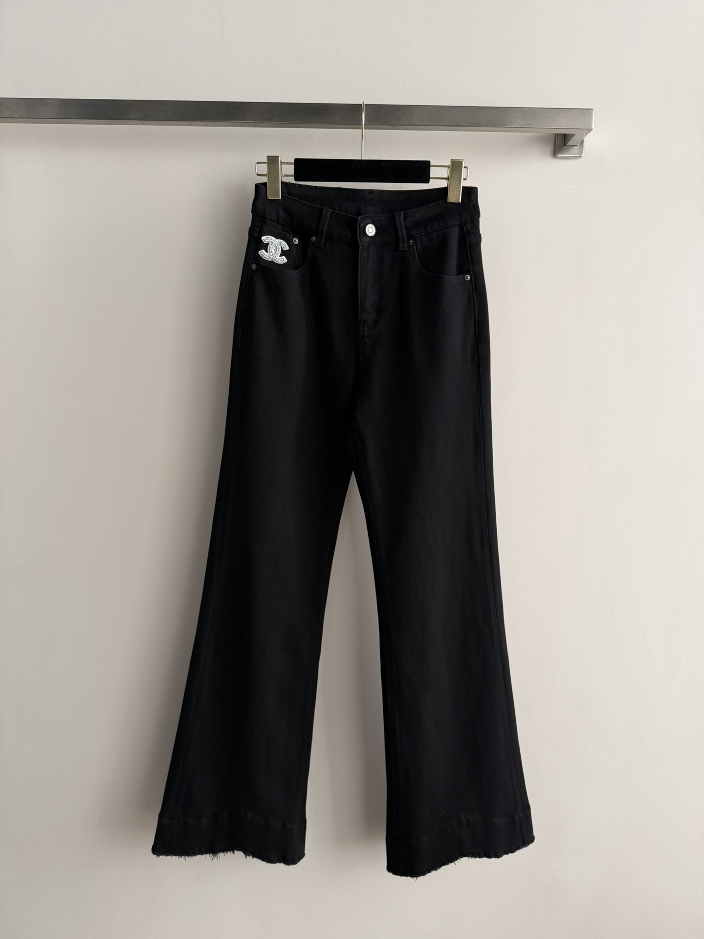 NO:750022,CHANE*26SS new denim bootcut trousers are made of high-quality denim, with excellent drape and wear resistance!  The high-waisted design flatters the legs and is comfortable, making it easy to control for daily commuting or leisure. The pants are simple, with branded double C embroidery on the front, and perfect details. They are super versatile and can be worn with any shirt, T-shirt, or jacket. They are perfect for spring and summer~SML,,chanel,jackets & coats,shirts,tees,t-shirt,19860909CHANE*26SS新款牛仔微喇长裤,采用高品质牛仔布,垂坠感和耐磨性都很棒！高腰设计,修饰腿型又舒适,日常通勤或休闲都能轻松驾驭.裤身简约,正面有品牌双C刺绣,细节满分.超百搭,随便配衬衫、T恤、外套都OK,春夏季节穿超合适～SML,,chanel,jackets & coats,shirts,tees，t-shirt,,Women's clothing