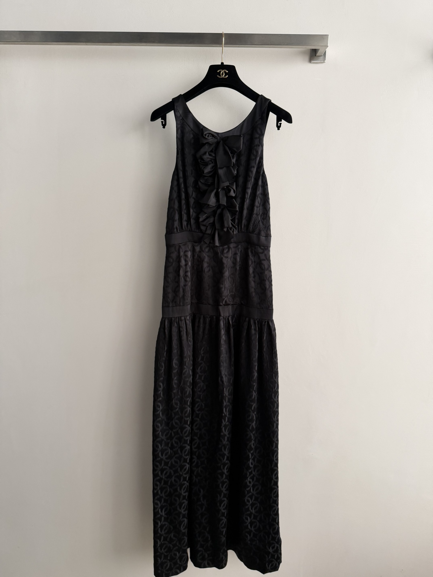 NO:750012,CHANE*26SS new black silk dress, classic black + exquisite dark pattern, full score of low-key elegance +. Sleeveless design + chest pleats, full of layering, waist cutout outlines the outline of the vase, showing off your figure!  The skirt is draped and has a moderate length, making it easy to wear at dinners and parties. The fabric is light and comfortable, and it is also very warm to wear in autumn and winter. The black color is classic and timeless, and paired with high heels or exquisite accessories, it will instantly enhance your temperament!  Full of high-end feel!  SML,,chanel,high heels,skirts,19860909CHANE*26SS新款黑色丝绸连衣裙,经典黑色+精致暗纹,低调优雅气质满分+.无袖设计+胸前褶皱,层次感十足,腰部收束剪裁勾勒花瓶轮廓,超显身材！裙摆垂坠,长度适中,晚宴、派对都能轻松驾驭.面料轻盈舒适,秋冬穿也很保暖.黑色经典不过时,搭配高跟鞋或精致配饰,气质直接拉满！高级感满满！SML,,chanel,high heels,skirts,,Women's clothing